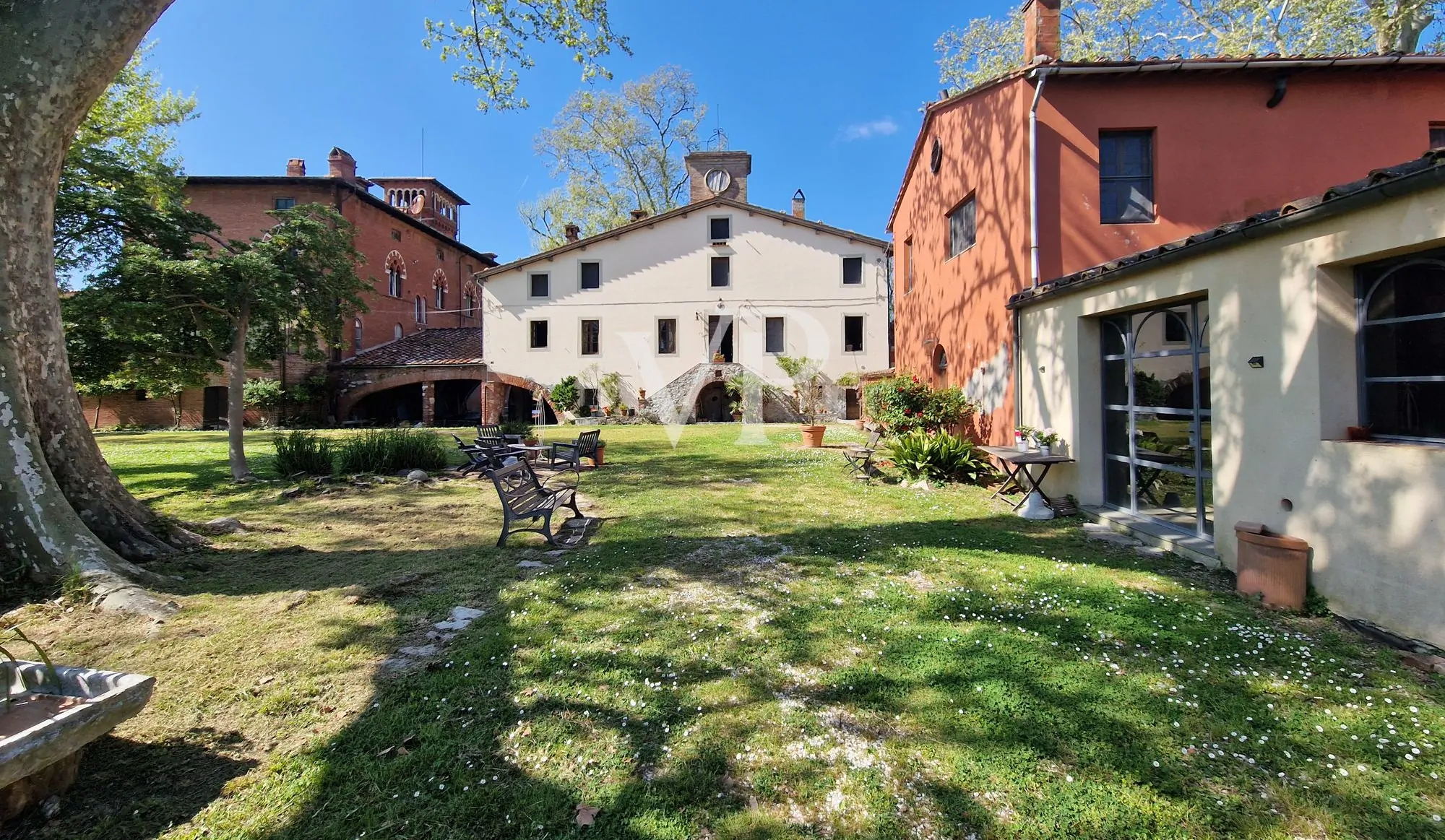 Villa storica con vari edifici annessi sul lago