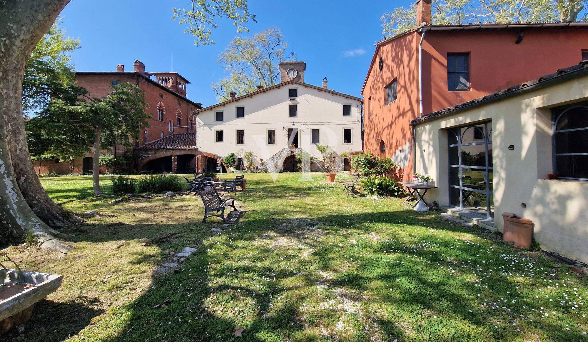 Historische Villa mit mehreren Nebengebäuden am See