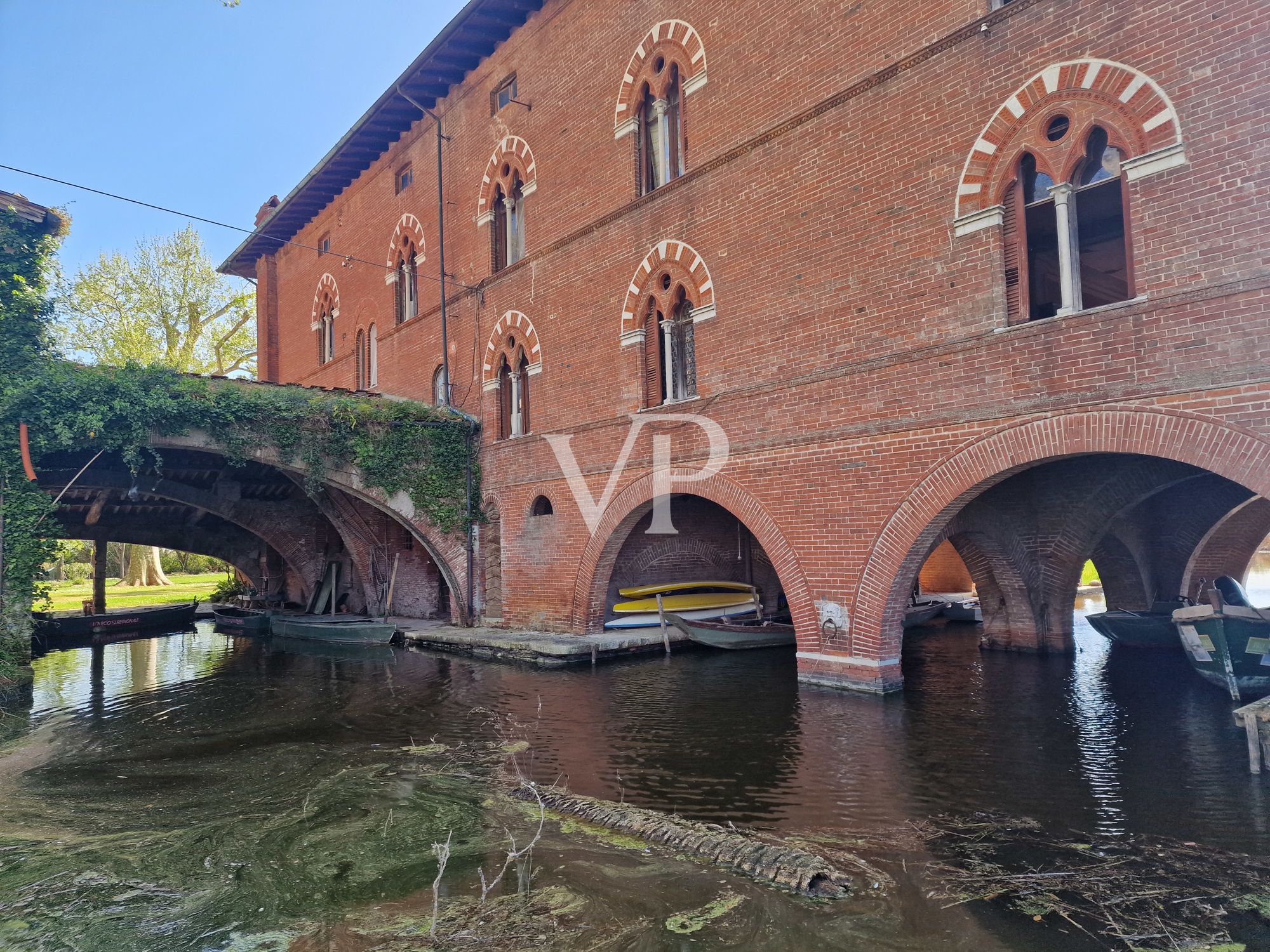 Villa storica con vari edifici annessi sul lago