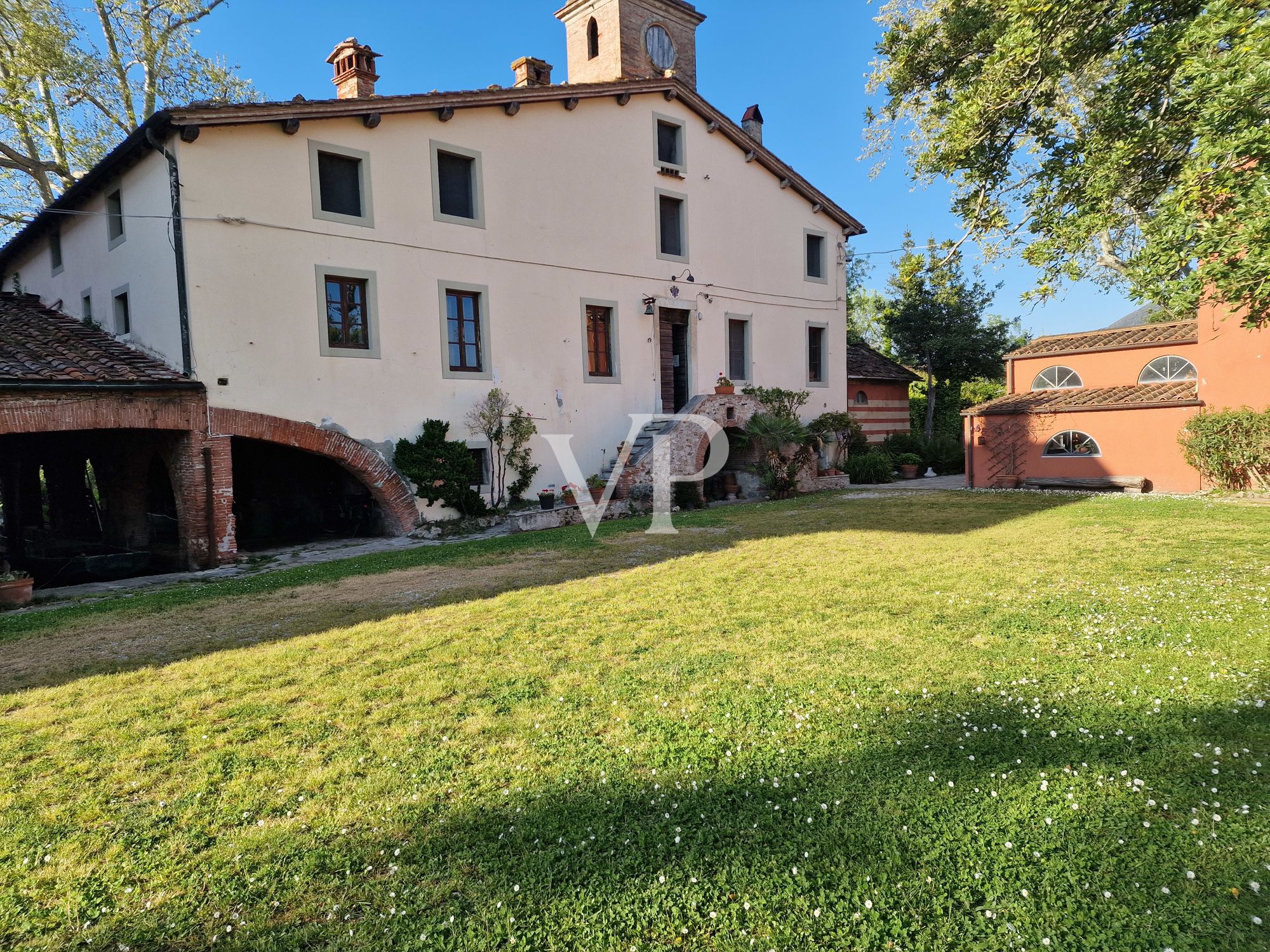 Villa storica con vari edifici annessi sul lago