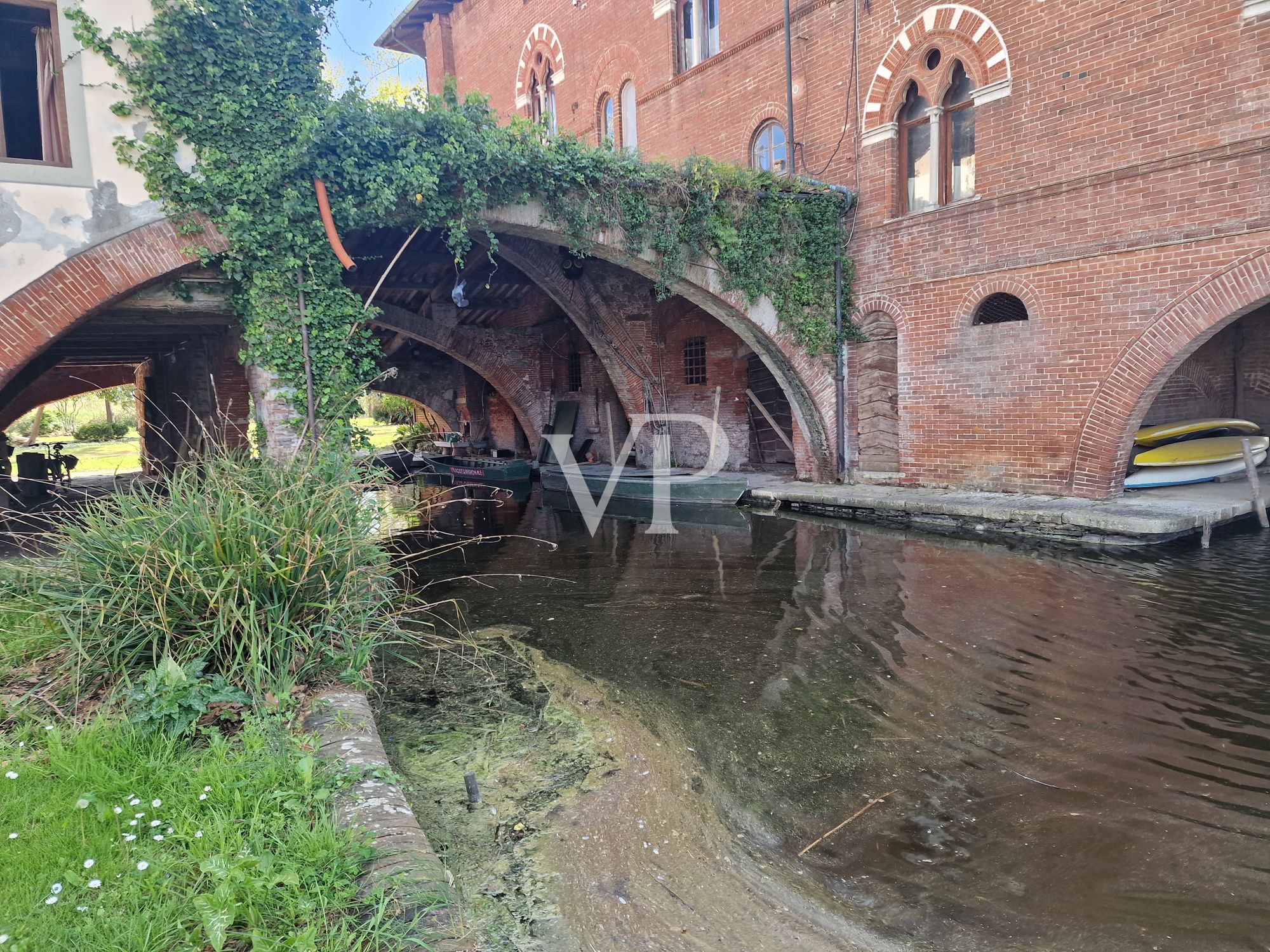 Villa storica con vari edifici annessi sul lago