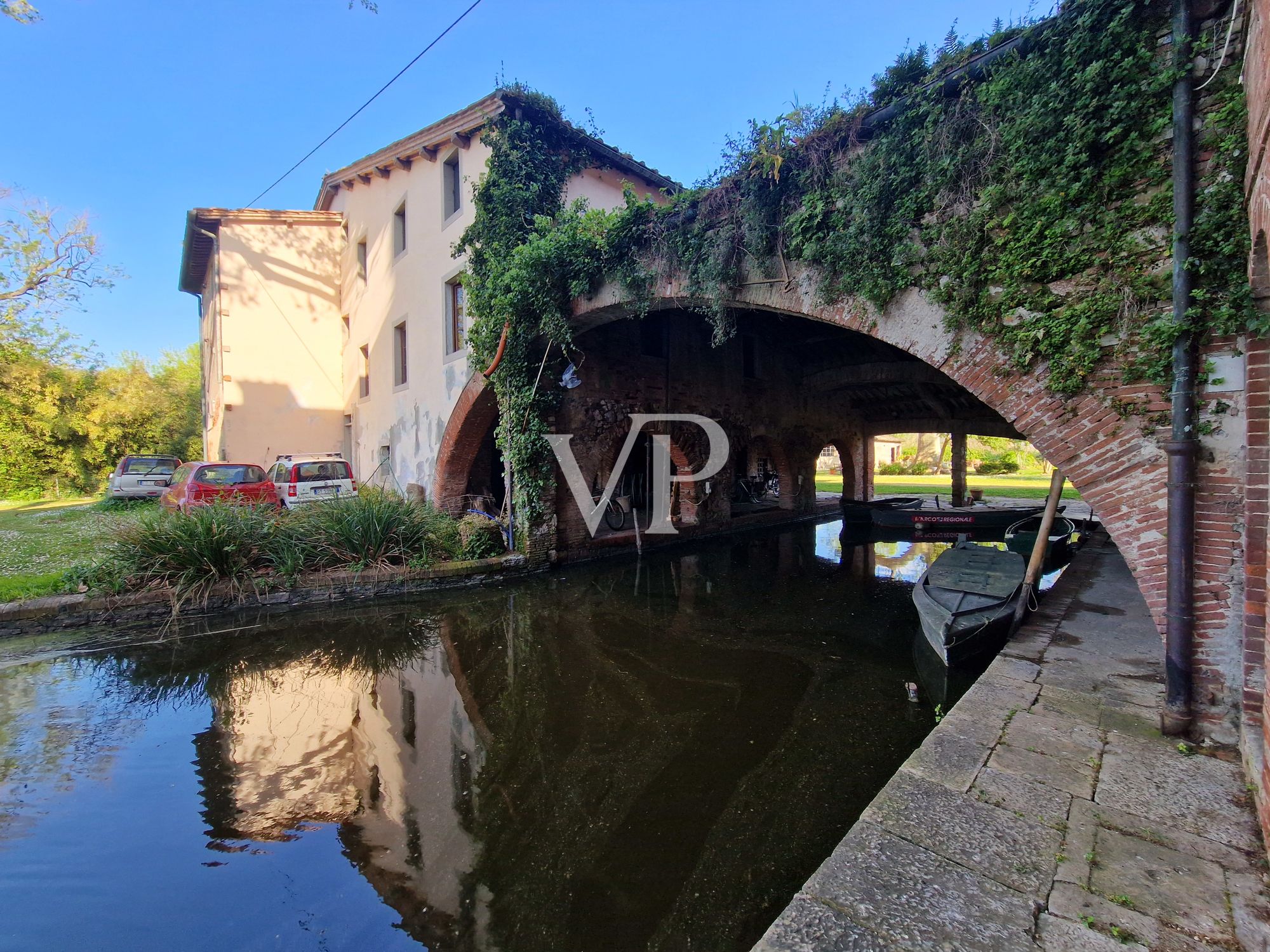 Villa storica con vari edifici annessi sul lago