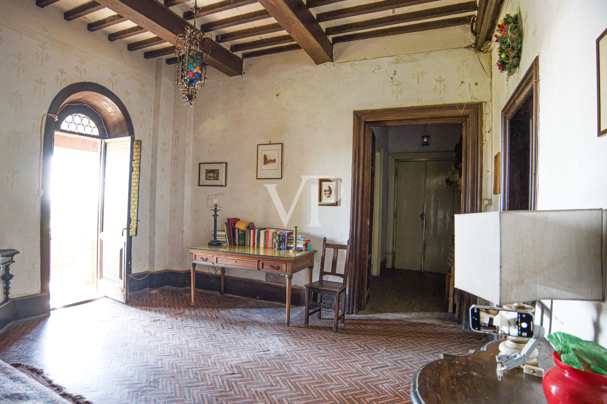 Villa storica con vari edifici annessi sul lago