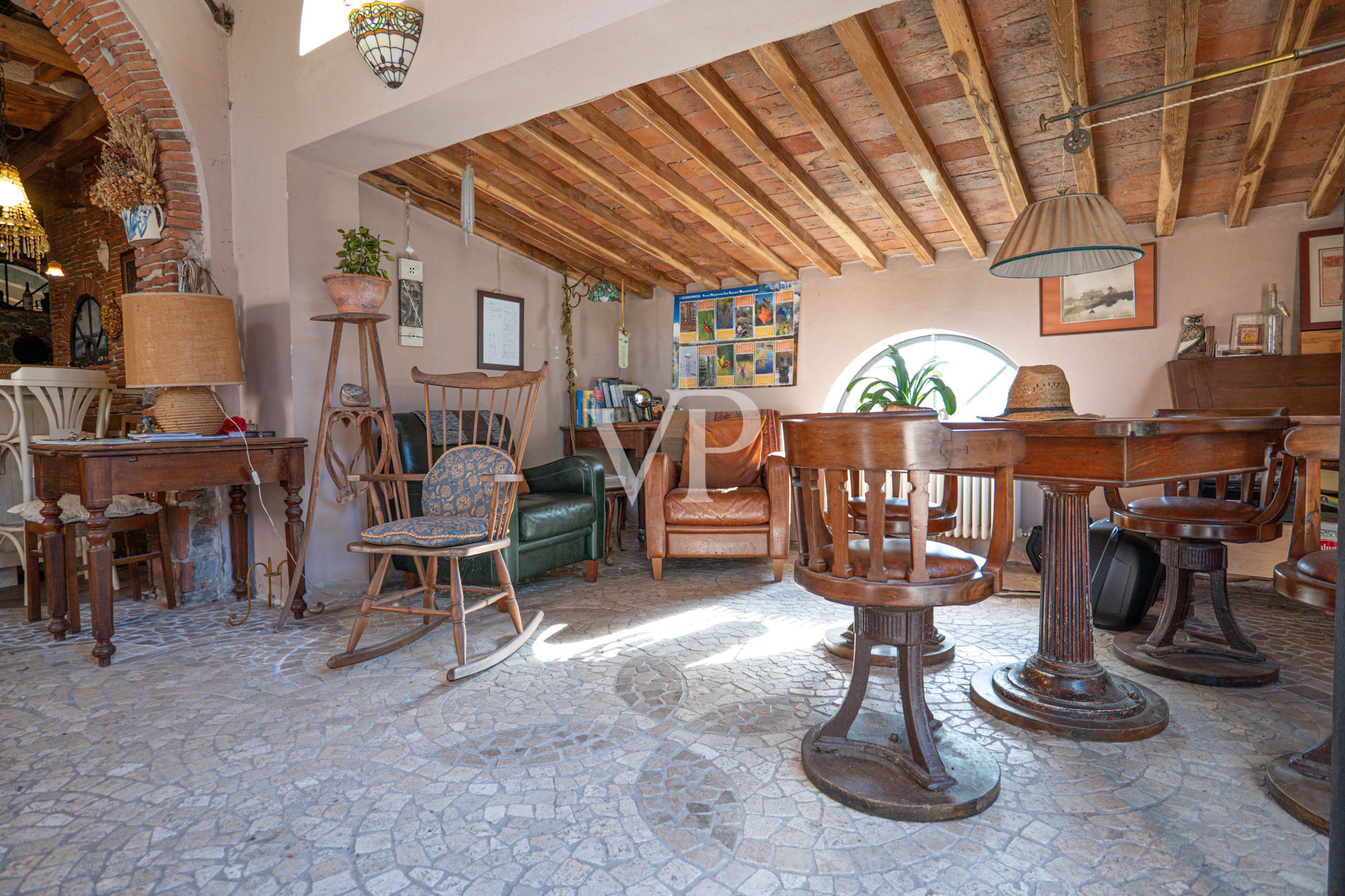 Villa storica con vari edifici annessi sul lago