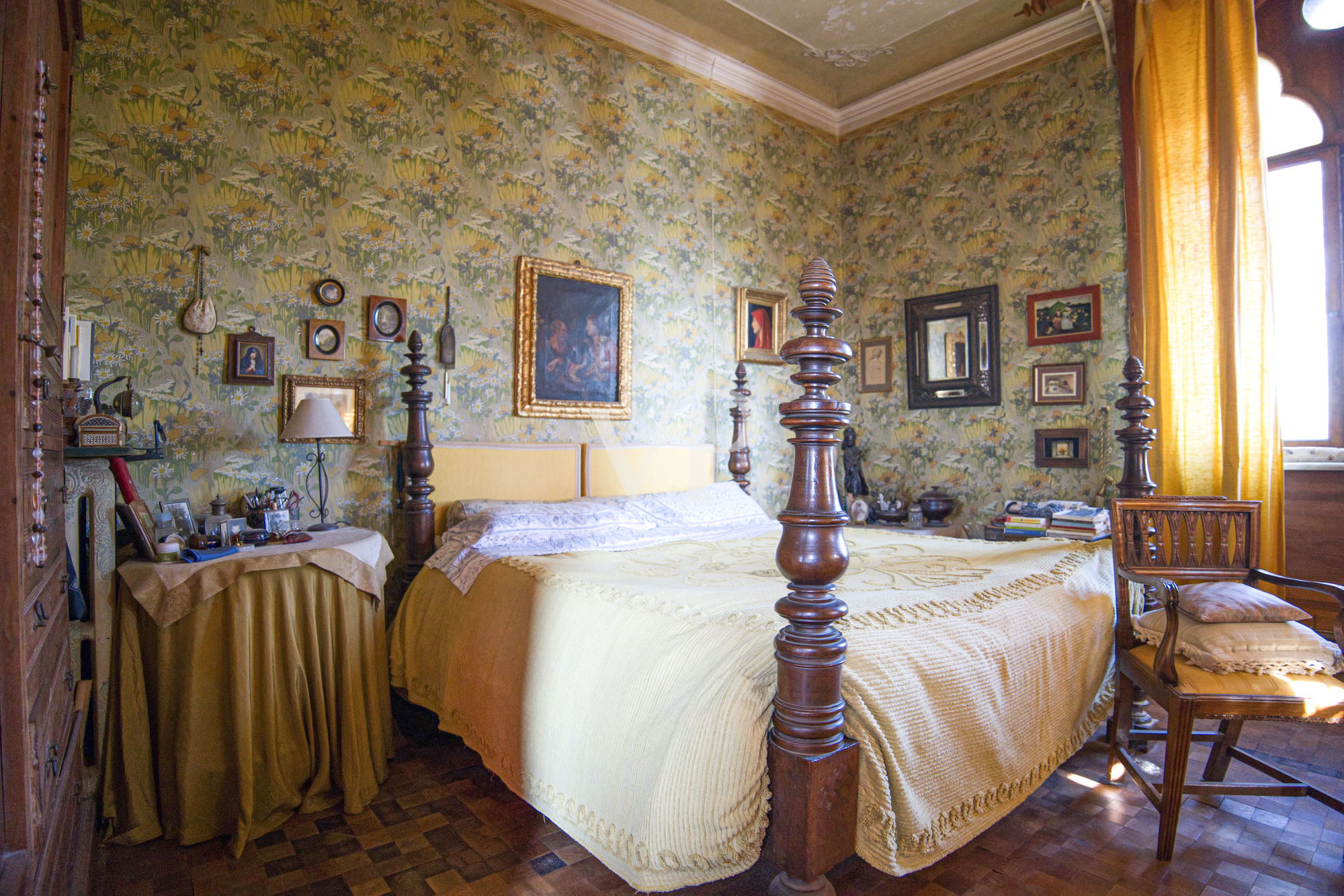 Villa storica con vari edifici annessi sul lago