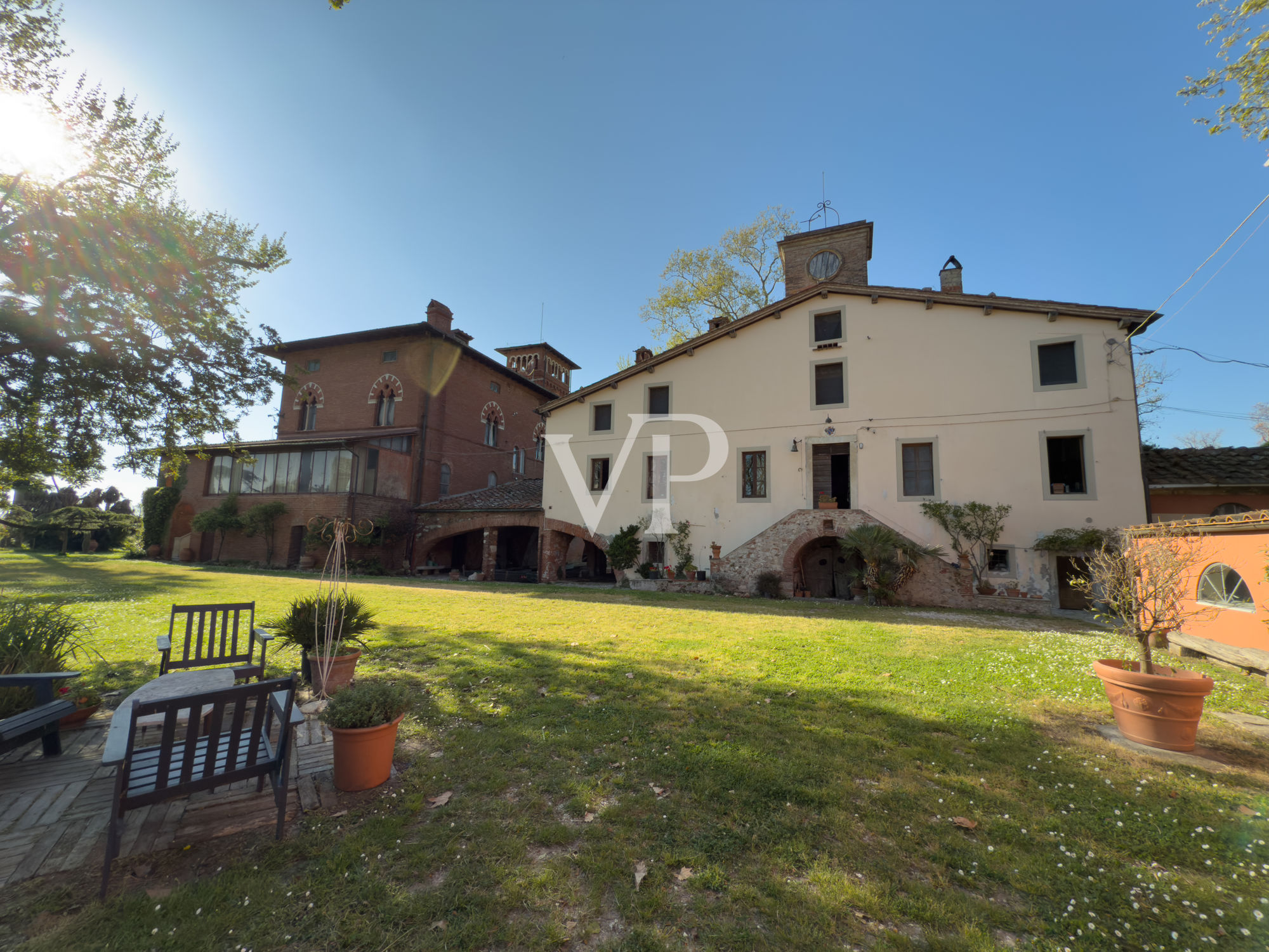 Villa storica con vari edifici annessi sul lago