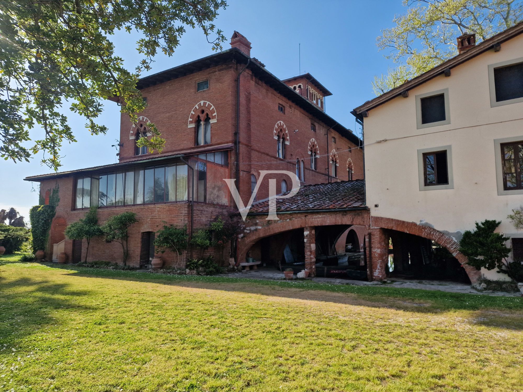 Villa storica con vari edifici annessi sul lago