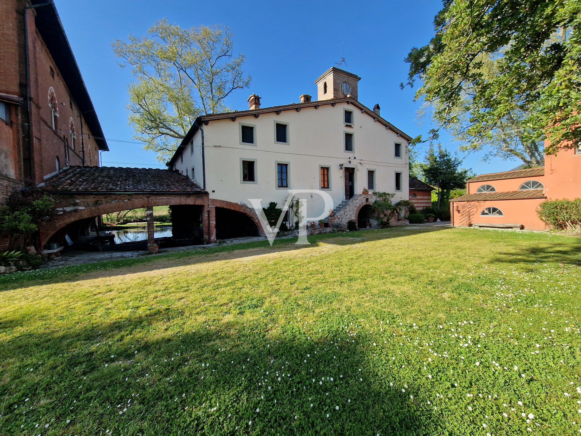 Villa storica con vari edifici annessi sul lago