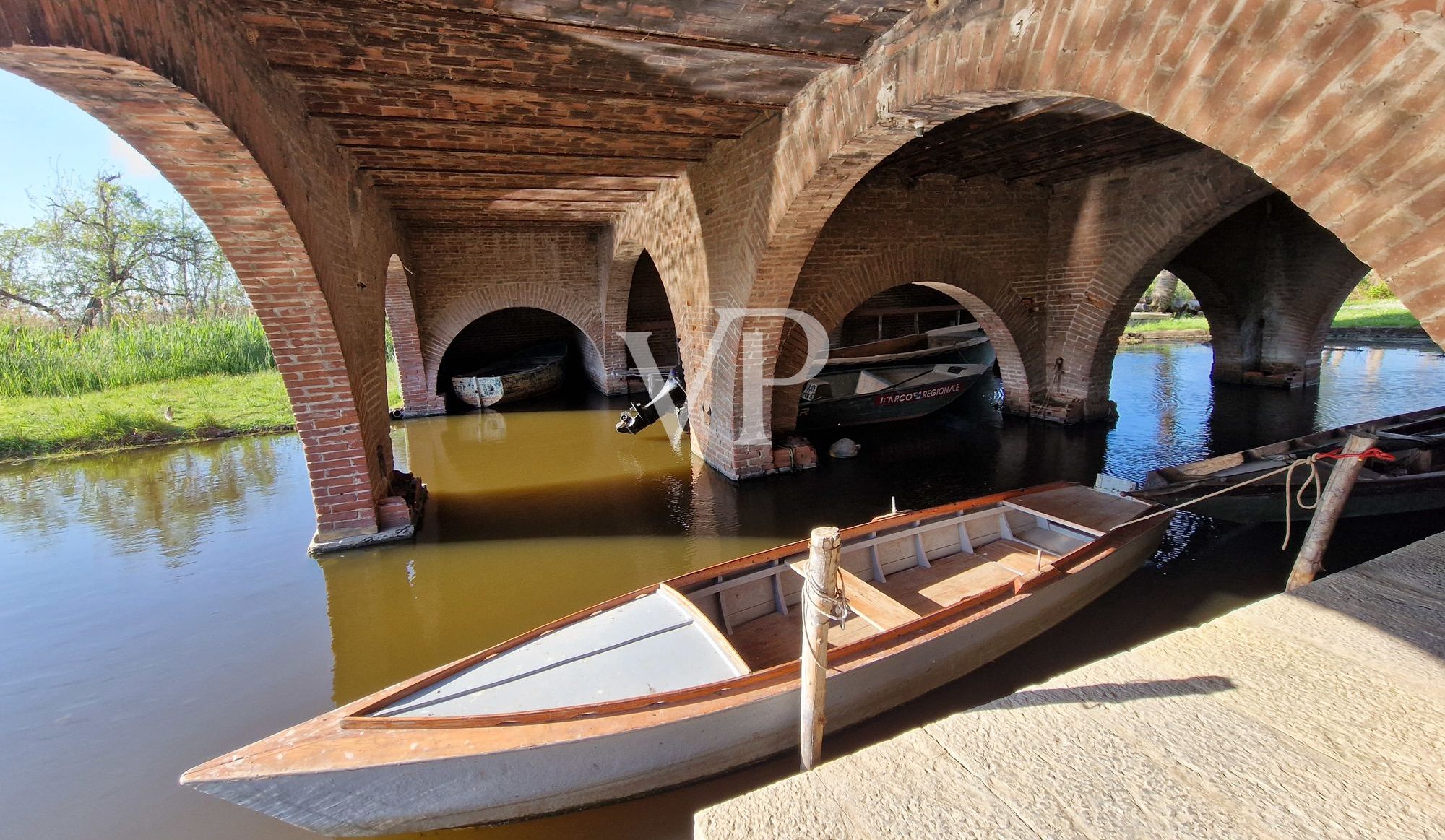 Historische Villa mit mehreren Nebengebäuden am See
