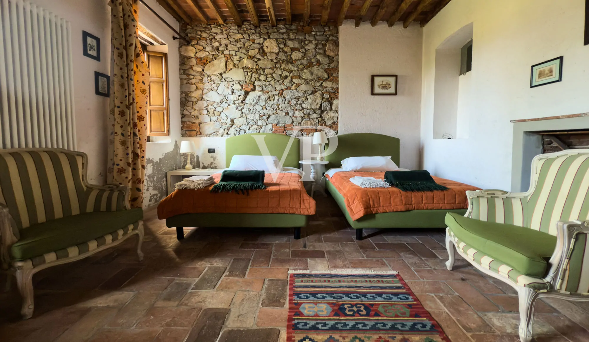 Villa storica con vari edifici annessi sul lago