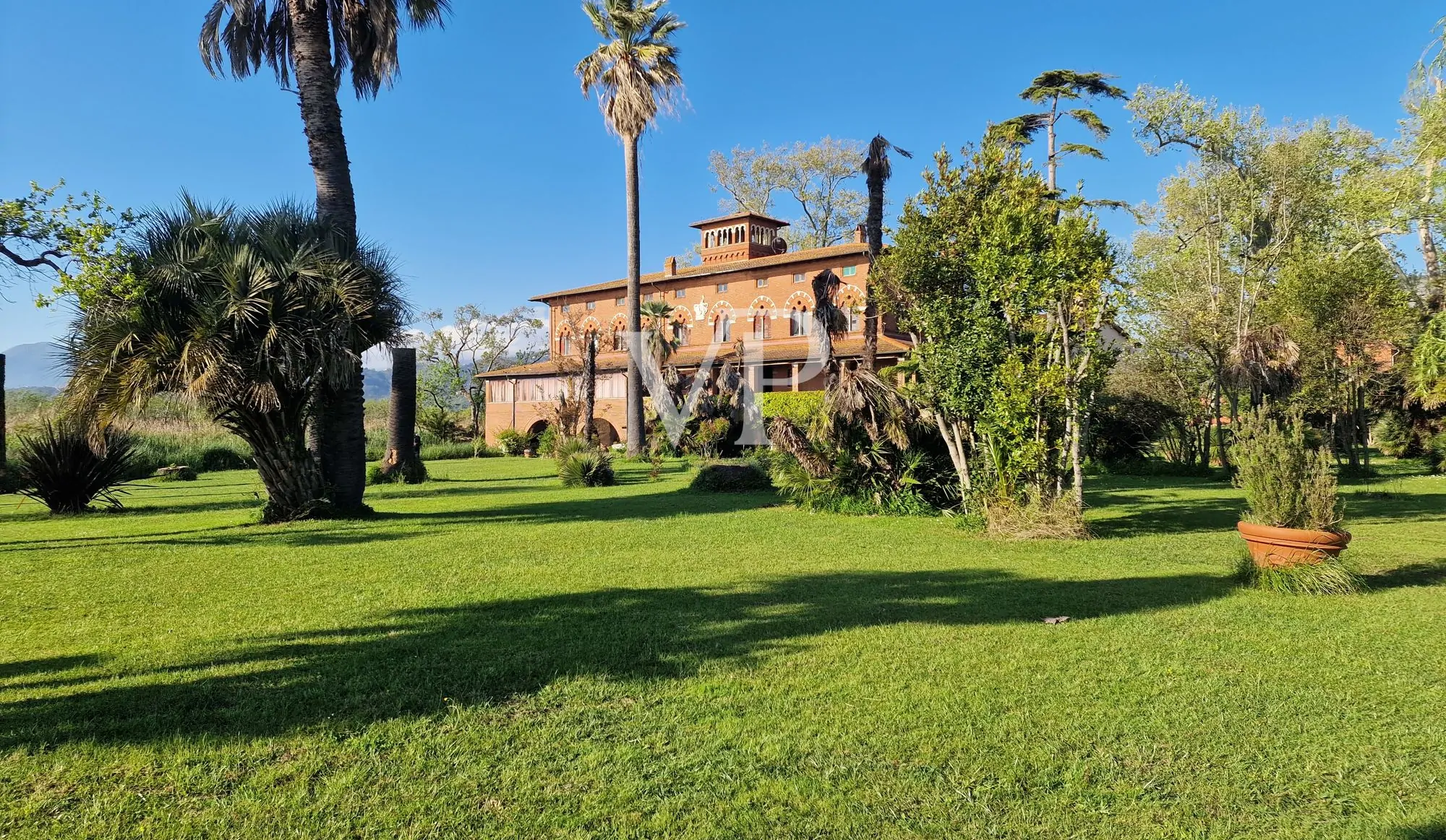 Villa storica con vari edifici annessi sul lago