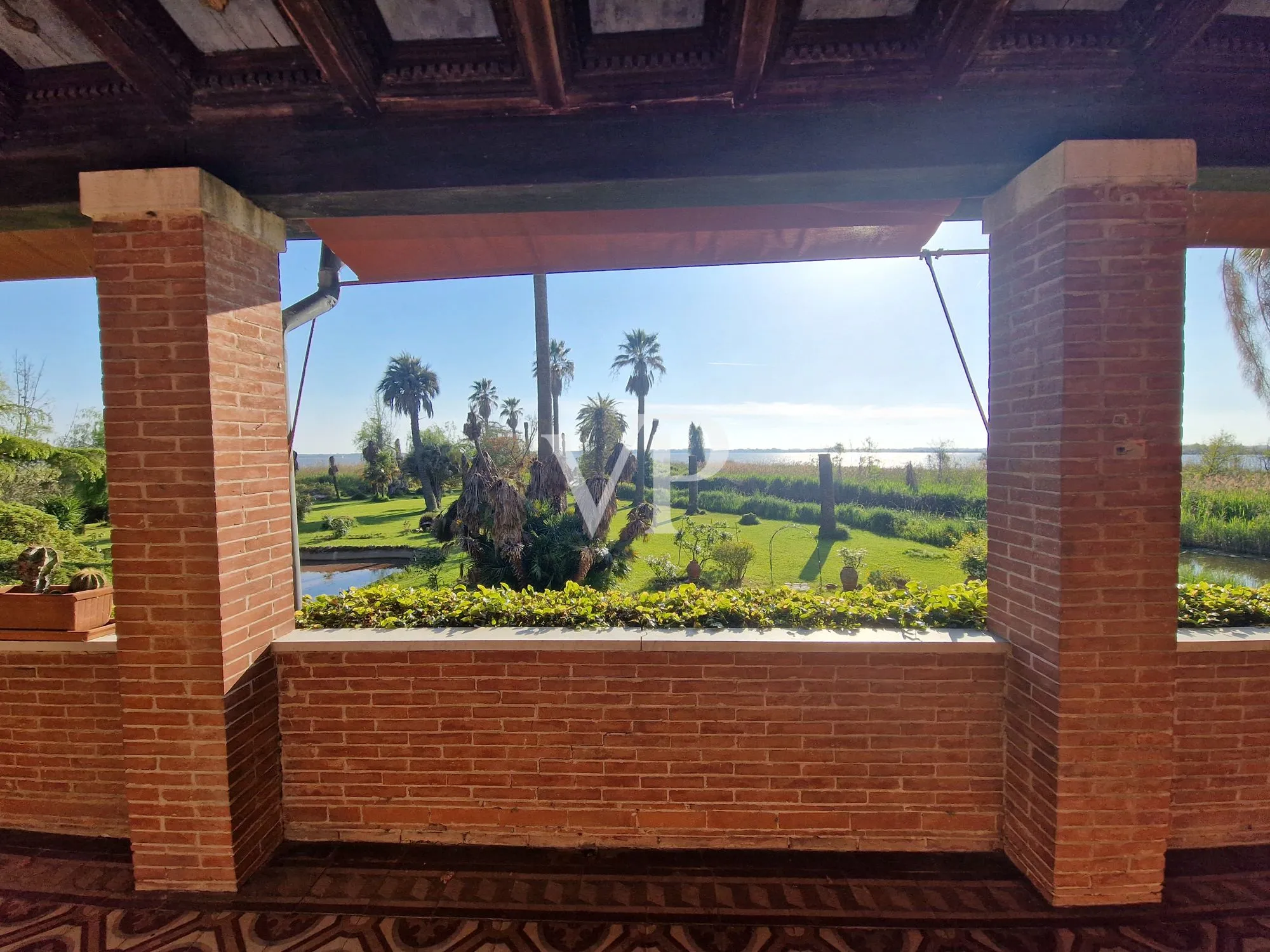 Historische Villa mit mehreren Nebengebäuden am See