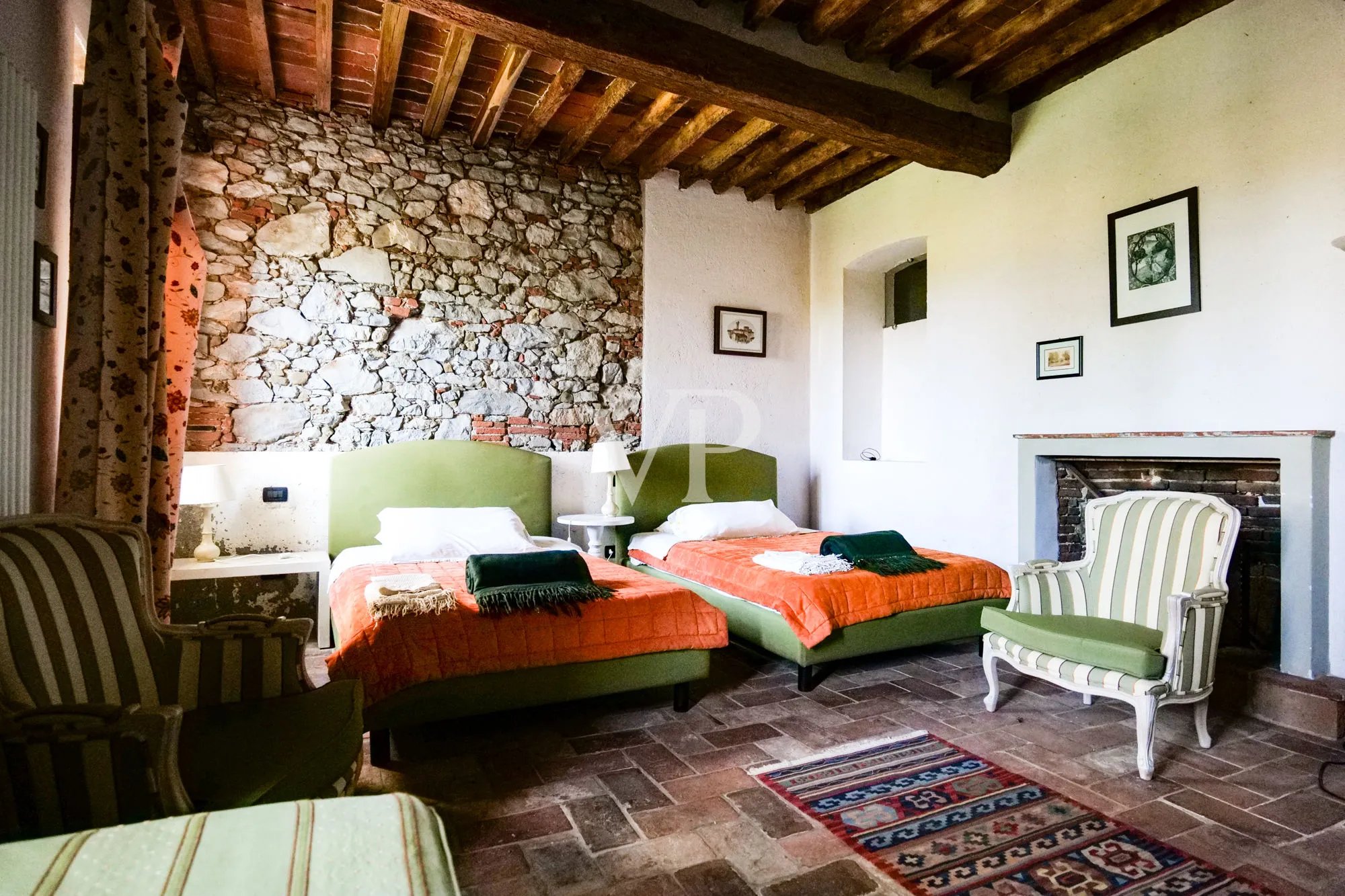 Historische Villa mit mehreren Nebengebäuden am See