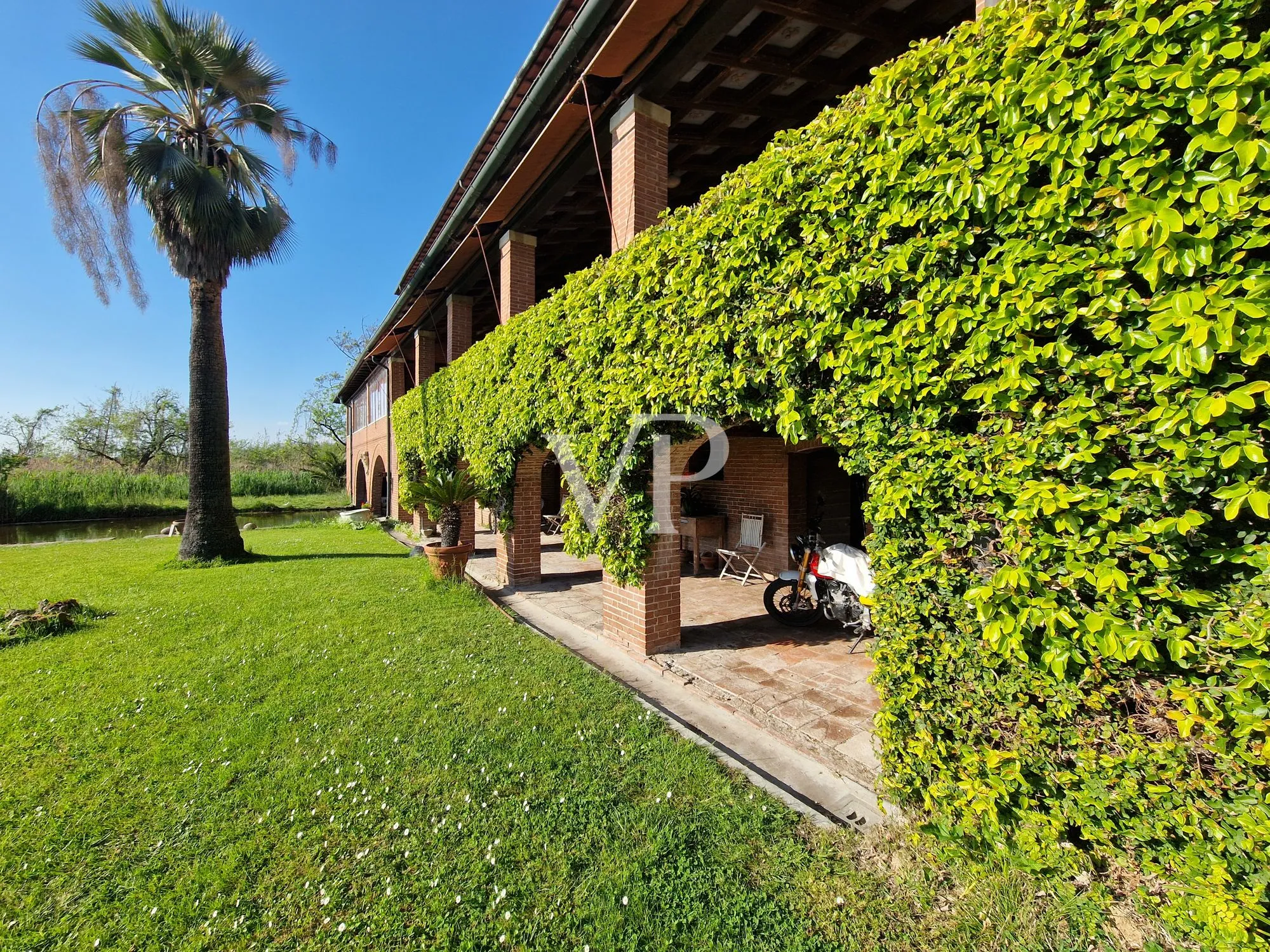 Historische Villa mit mehreren Nebengebäuden am See