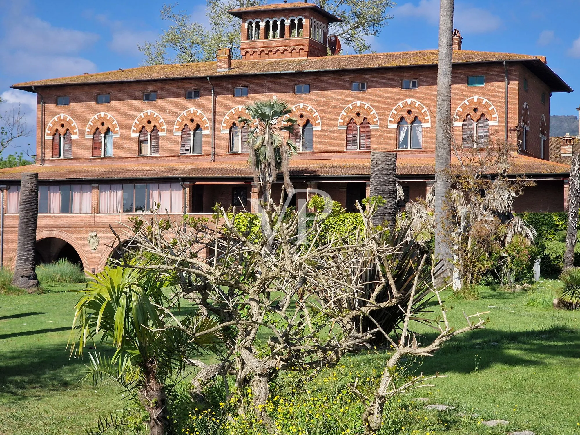 Historische Villa mit mehreren Nebengebäuden am See