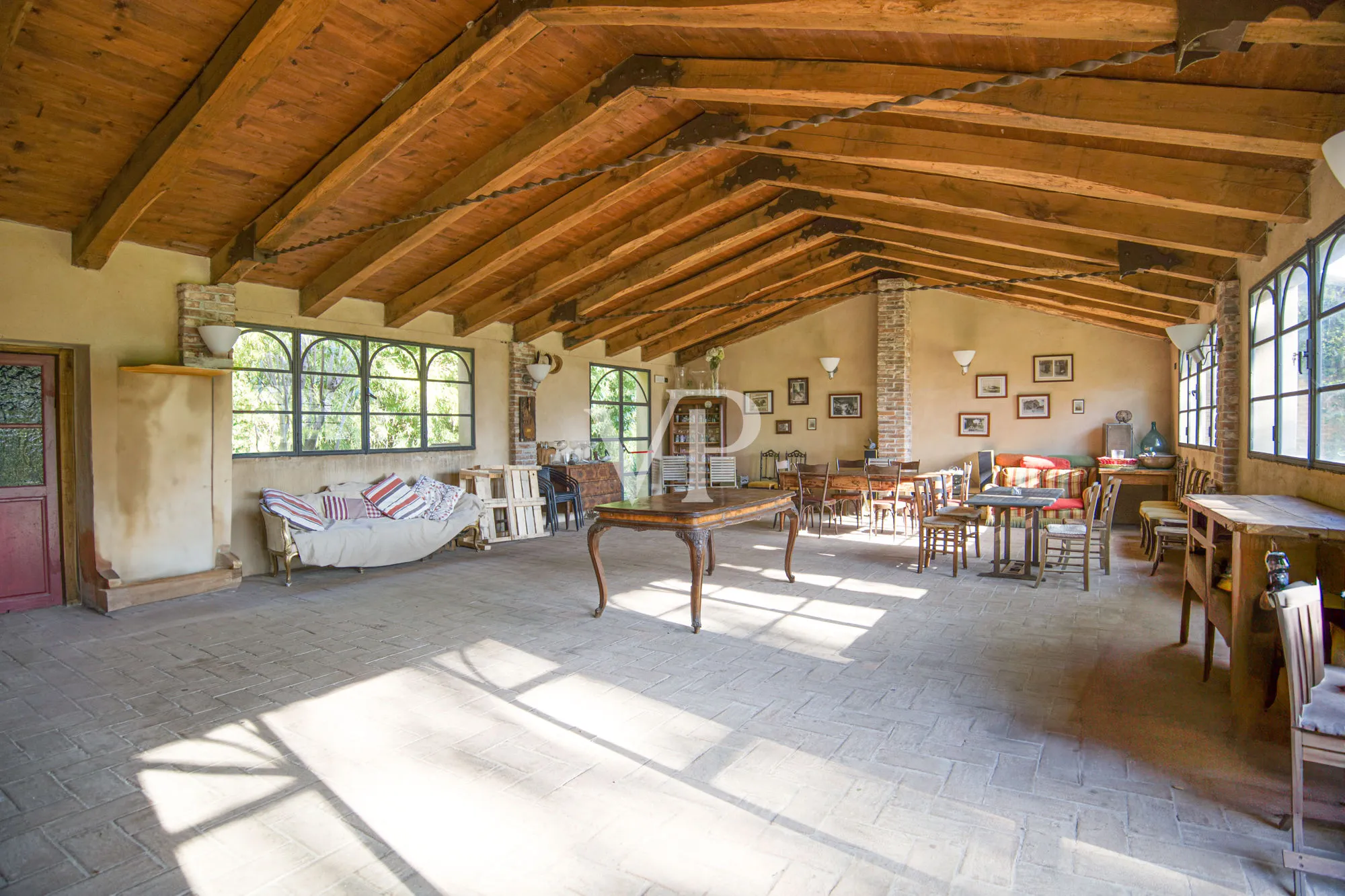 Historische Villa mit mehreren Nebengebäuden am See