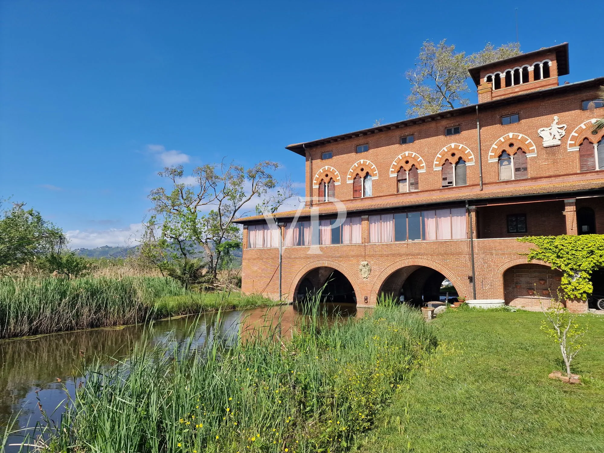Historische Villa mit mehreren Nebengebäuden am See