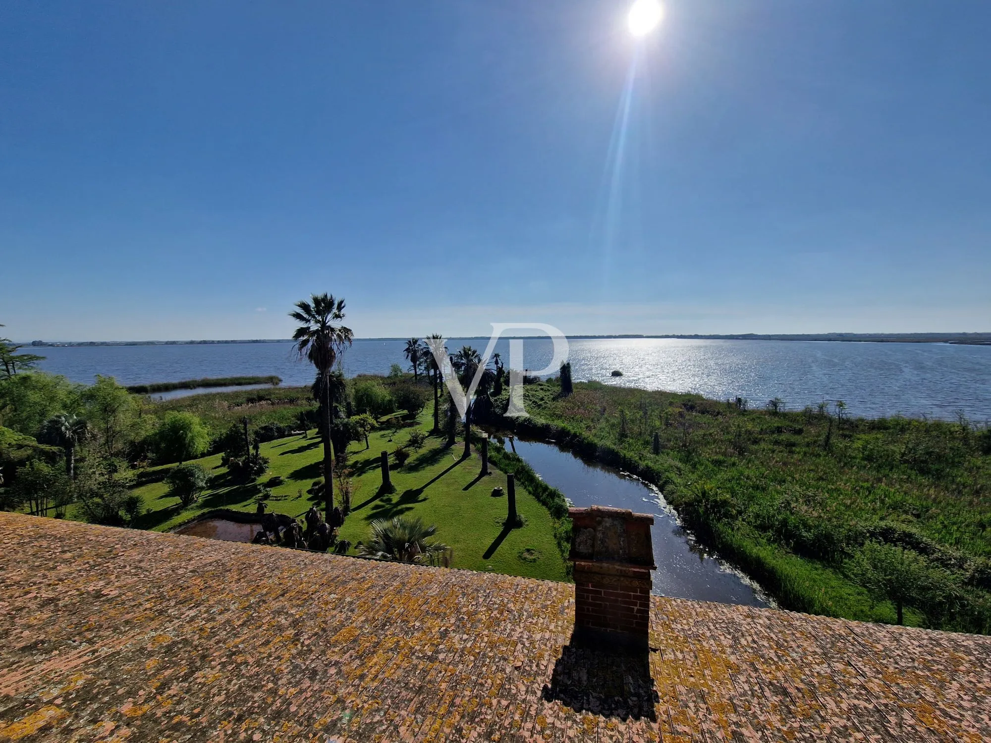 Historische Villa mit mehreren Nebengebäuden am See