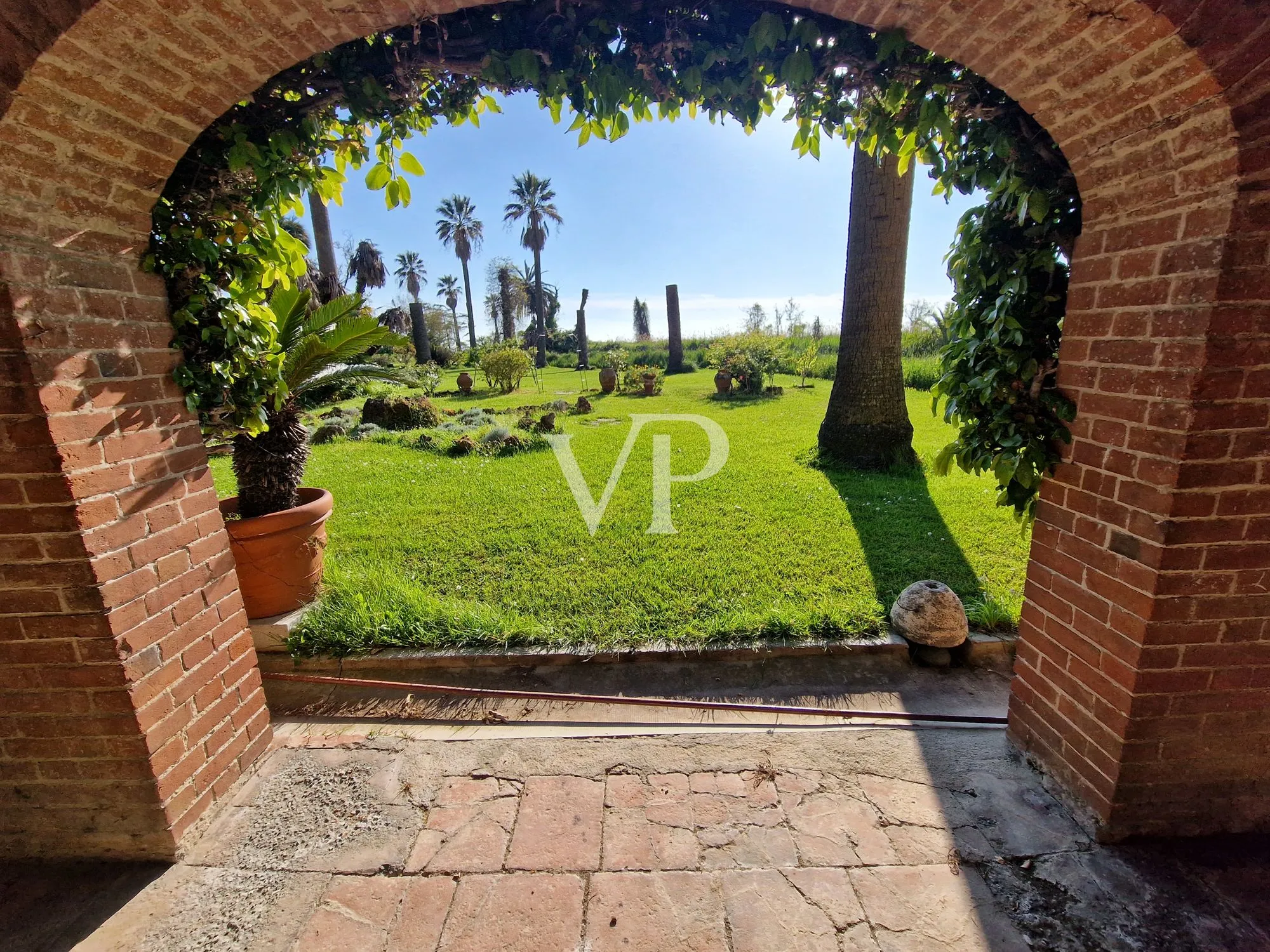 Historische Villa mit mehreren Nebengebäuden am See