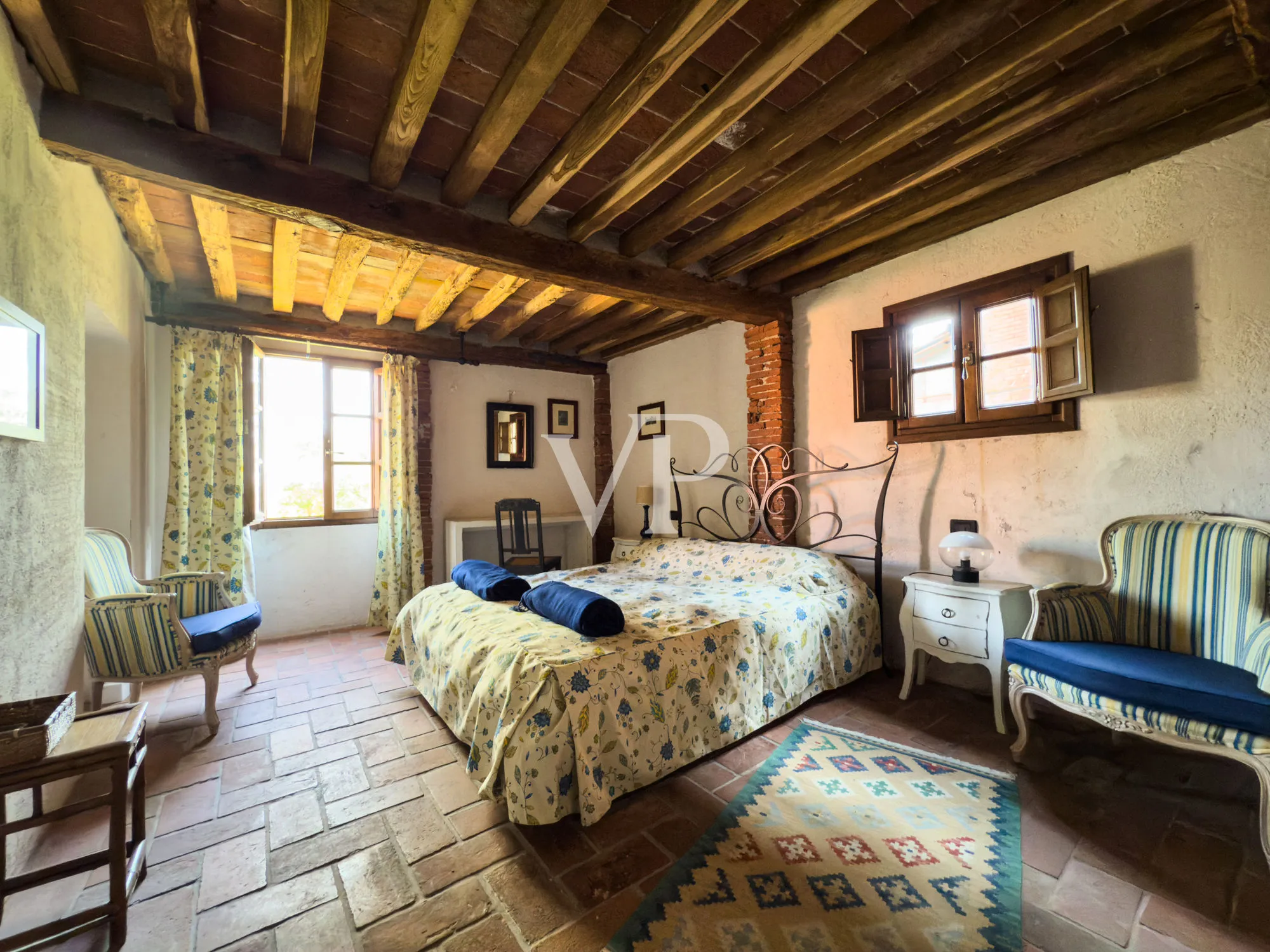 Historische Villa mit mehreren Nebengebäuden am See