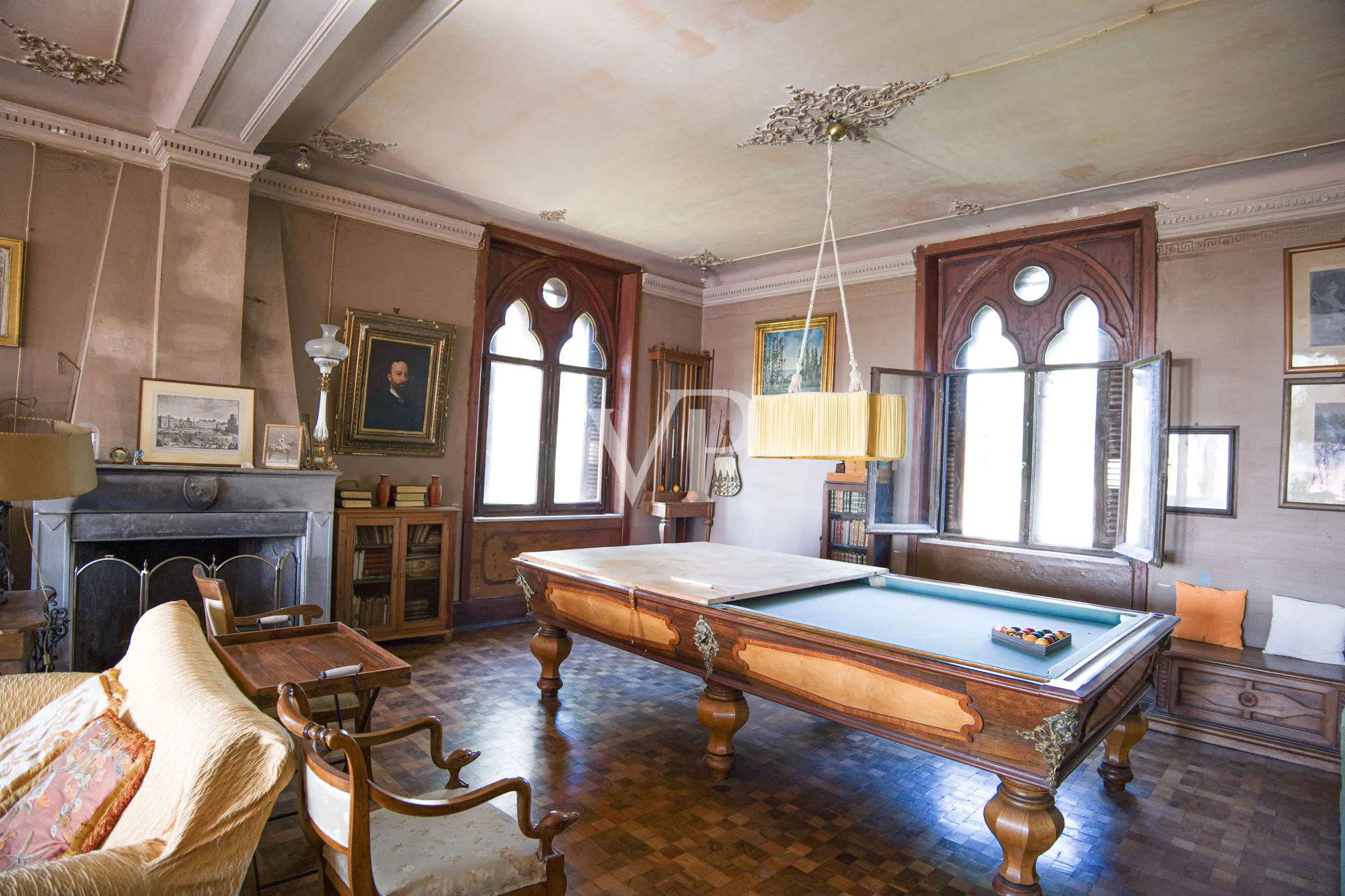 Historische Villa mit mehreren Nebengebäuden am See