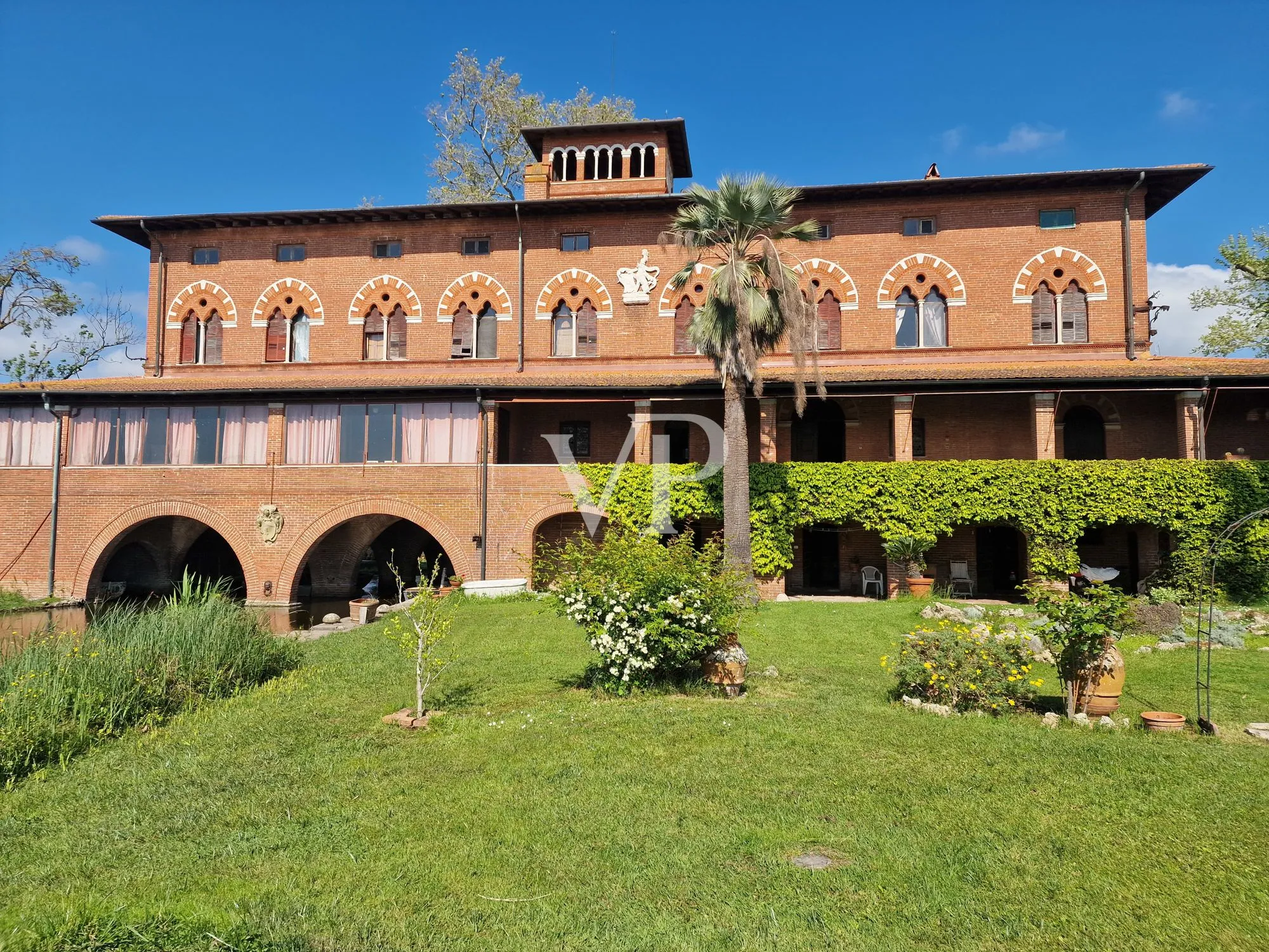 Historische Villa mit mehreren Nebengebäuden am See