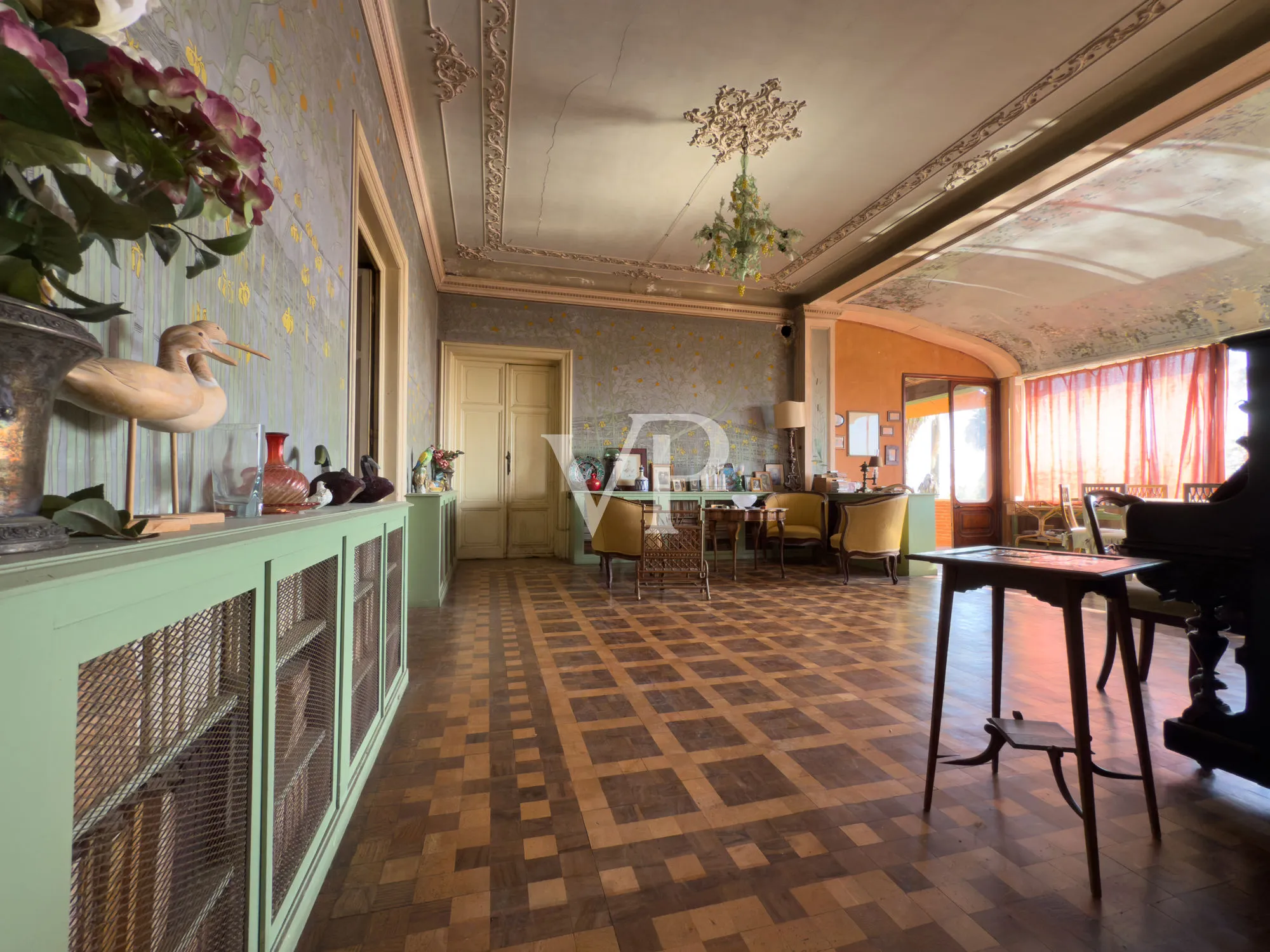 Historische Villa mit mehreren Nebengebäuden am See