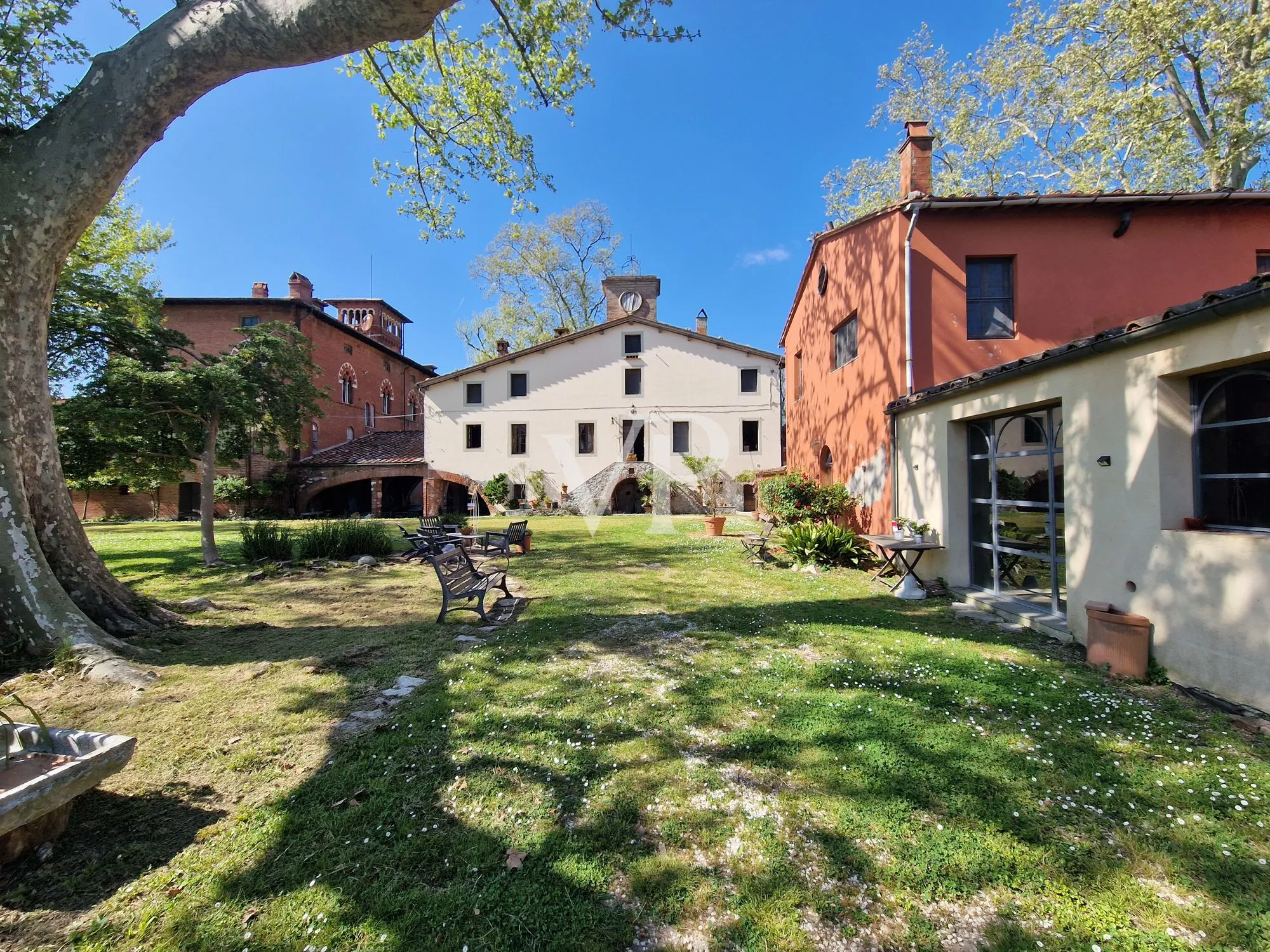 Historische Villa mit mehreren Nebengebäuden am See