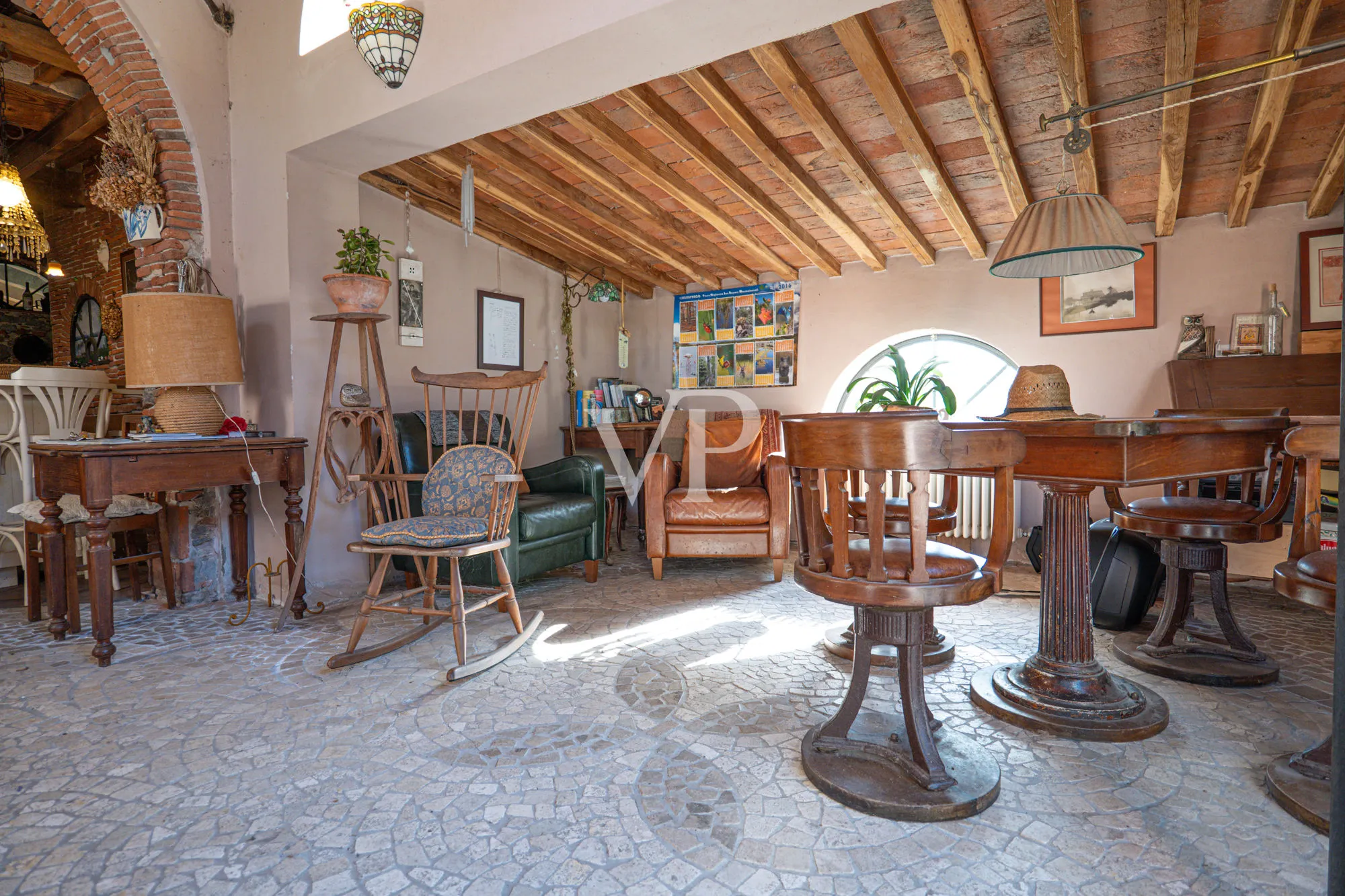 Historische Villa mit mehreren Nebengebäuden am See