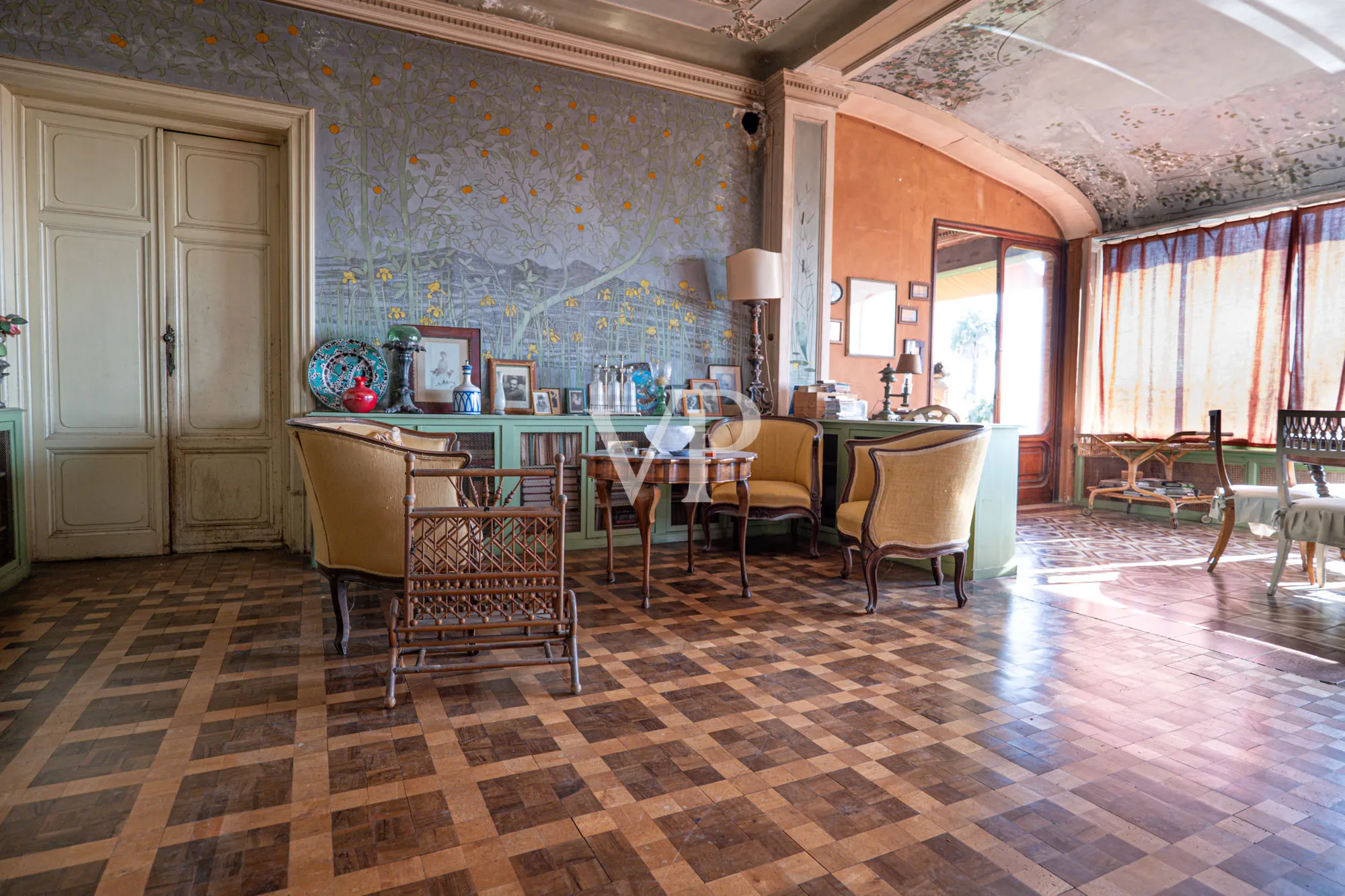 Historische Villa mit mehreren Nebengebäuden am See