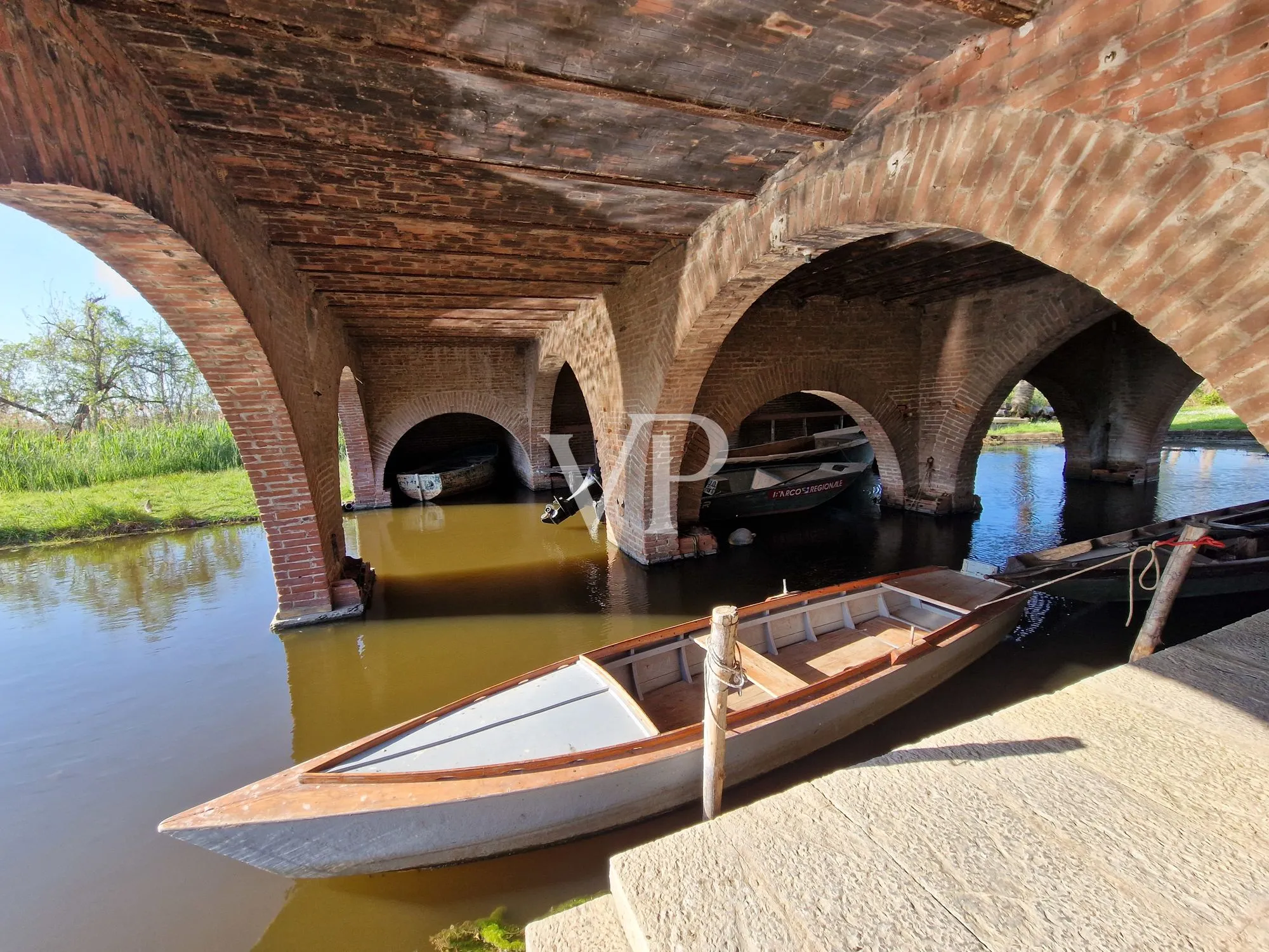 Historische Villa mit mehreren Nebengebäuden am See