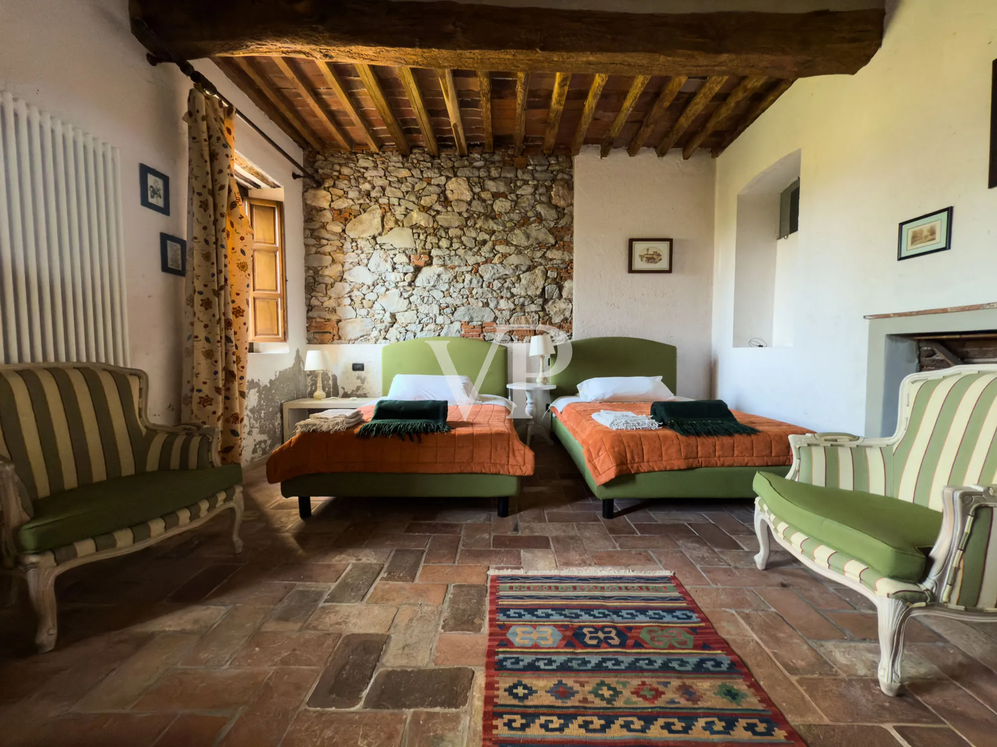 Historische Villa mit mehreren Nebengebäuden am See