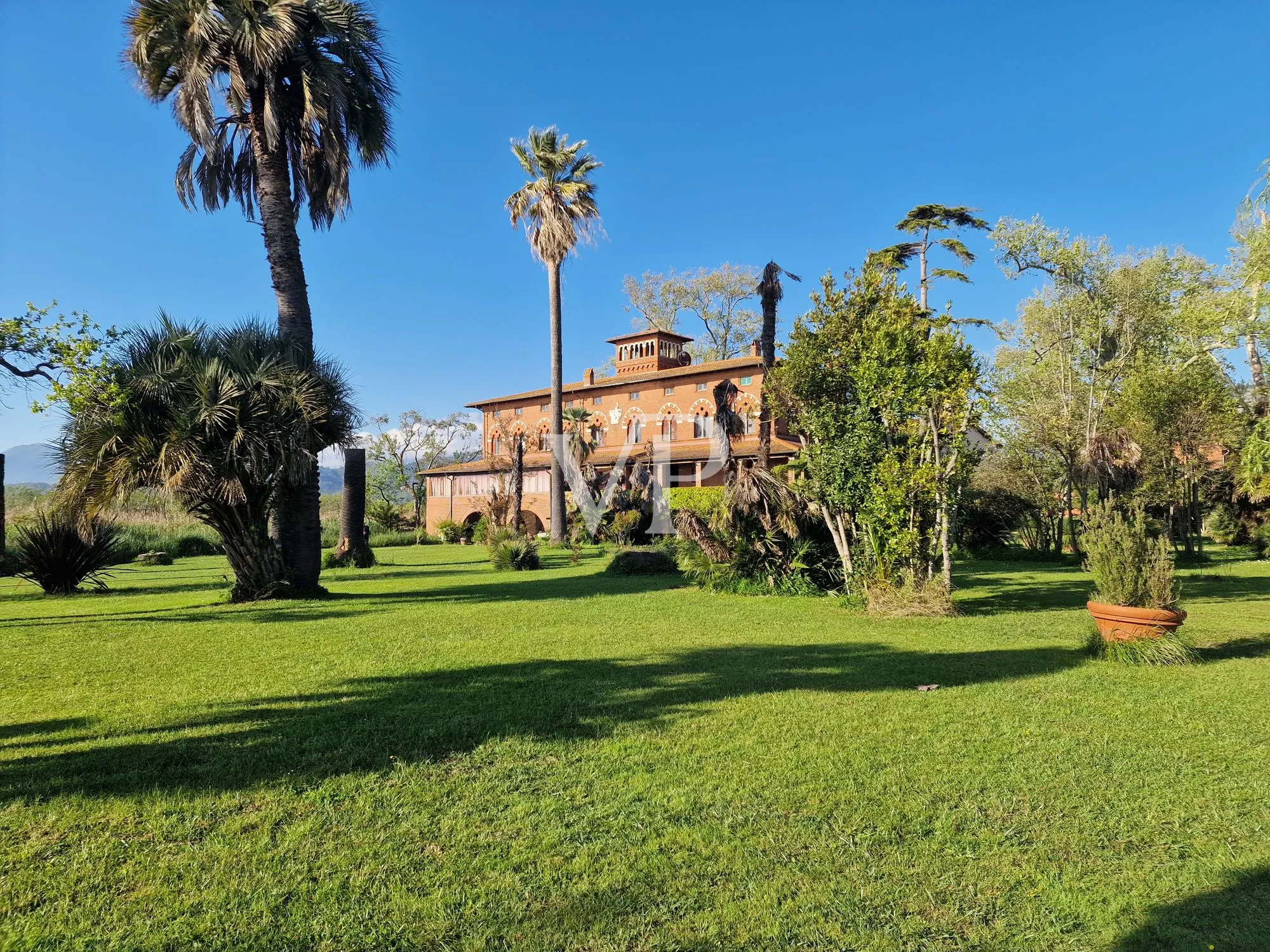 Historische Villa mit mehreren Nebengebäuden am See