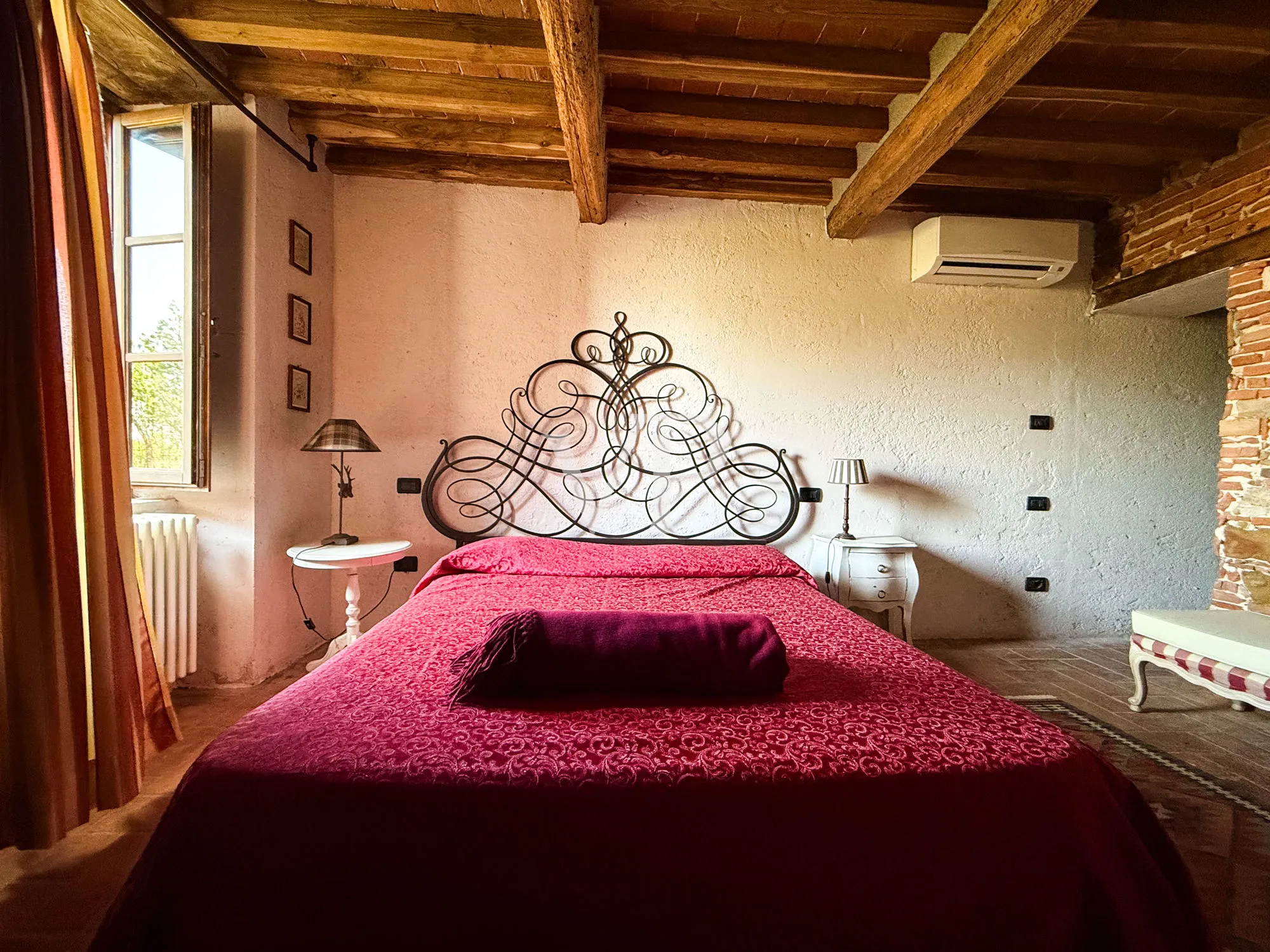 Historische Villa mit mehreren Nebengebäuden am See