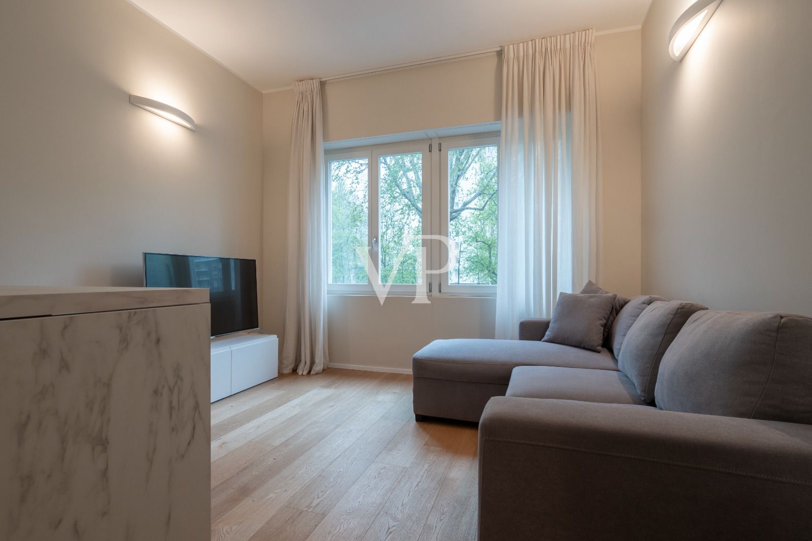 Renovierte repräsentative Zwei-Zimmer-Wohnung, frei ab Dezember