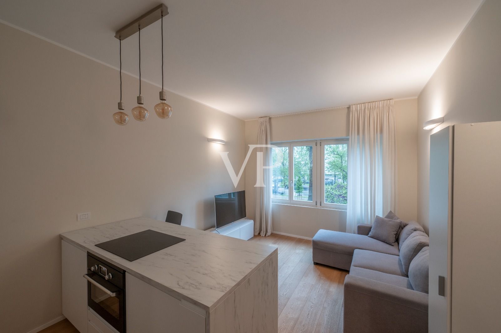 Renovierte repräsentative Zwei-Zimmer-Wohnung, frei ab Dezember
