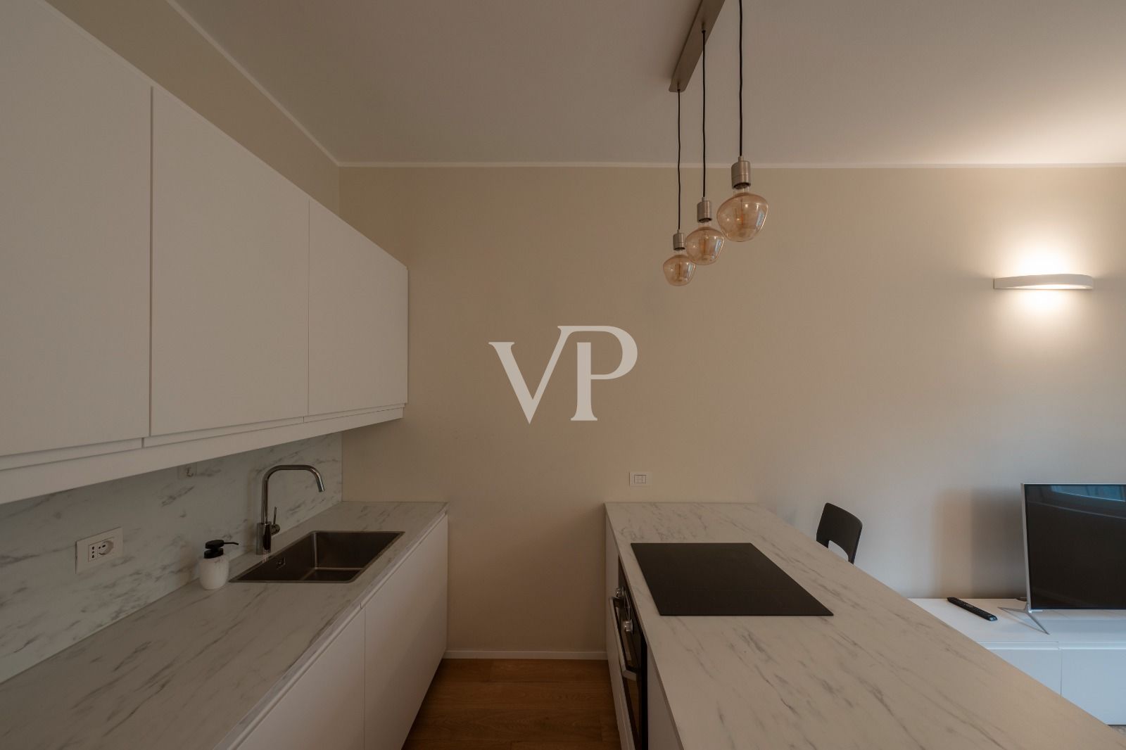 Renovierte repräsentative Zwei-Zimmer-Wohnung, frei ab Dezember