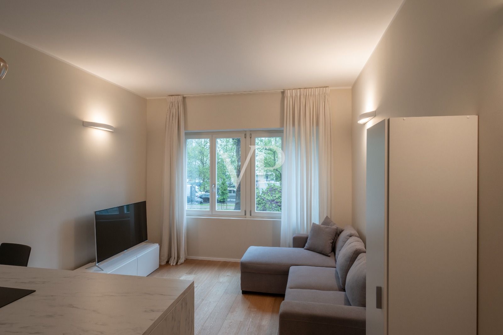 Renovierte repräsentative Zwei-Zimmer-Wohnung, frei ab Dezember