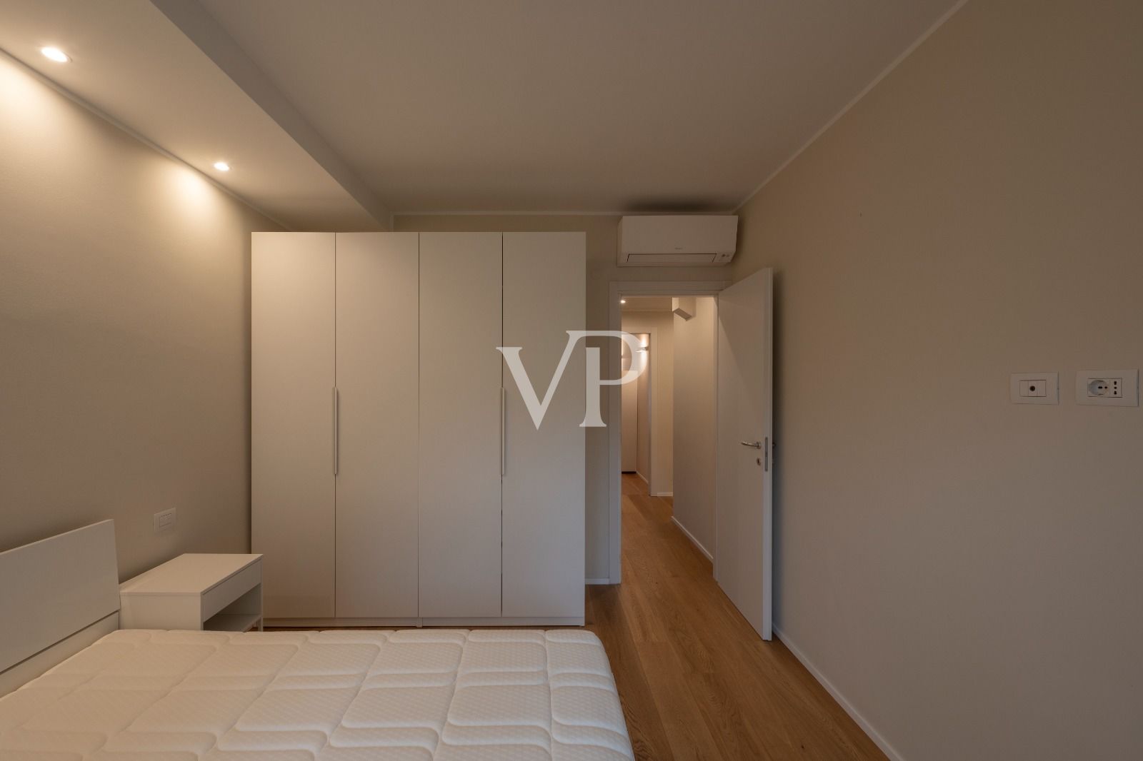 Renovierte repräsentative Zwei-Zimmer-Wohnung, frei ab Dezember