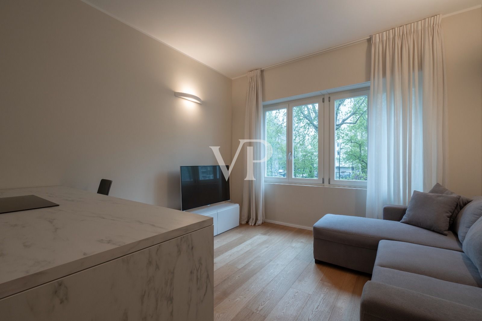 Renovierte repräsentative Zwei-Zimmer-Wohnung, frei ab Dezember