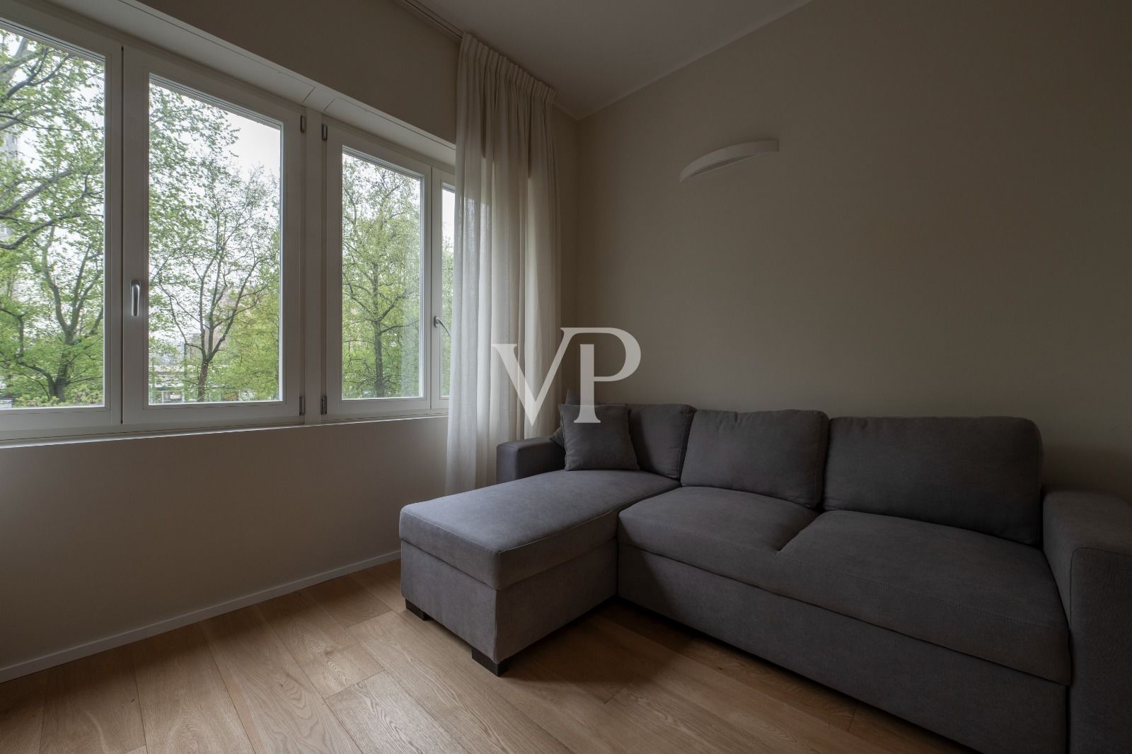 Renovierte repräsentative Zwei-Zimmer-Wohnung, frei ab Dezember