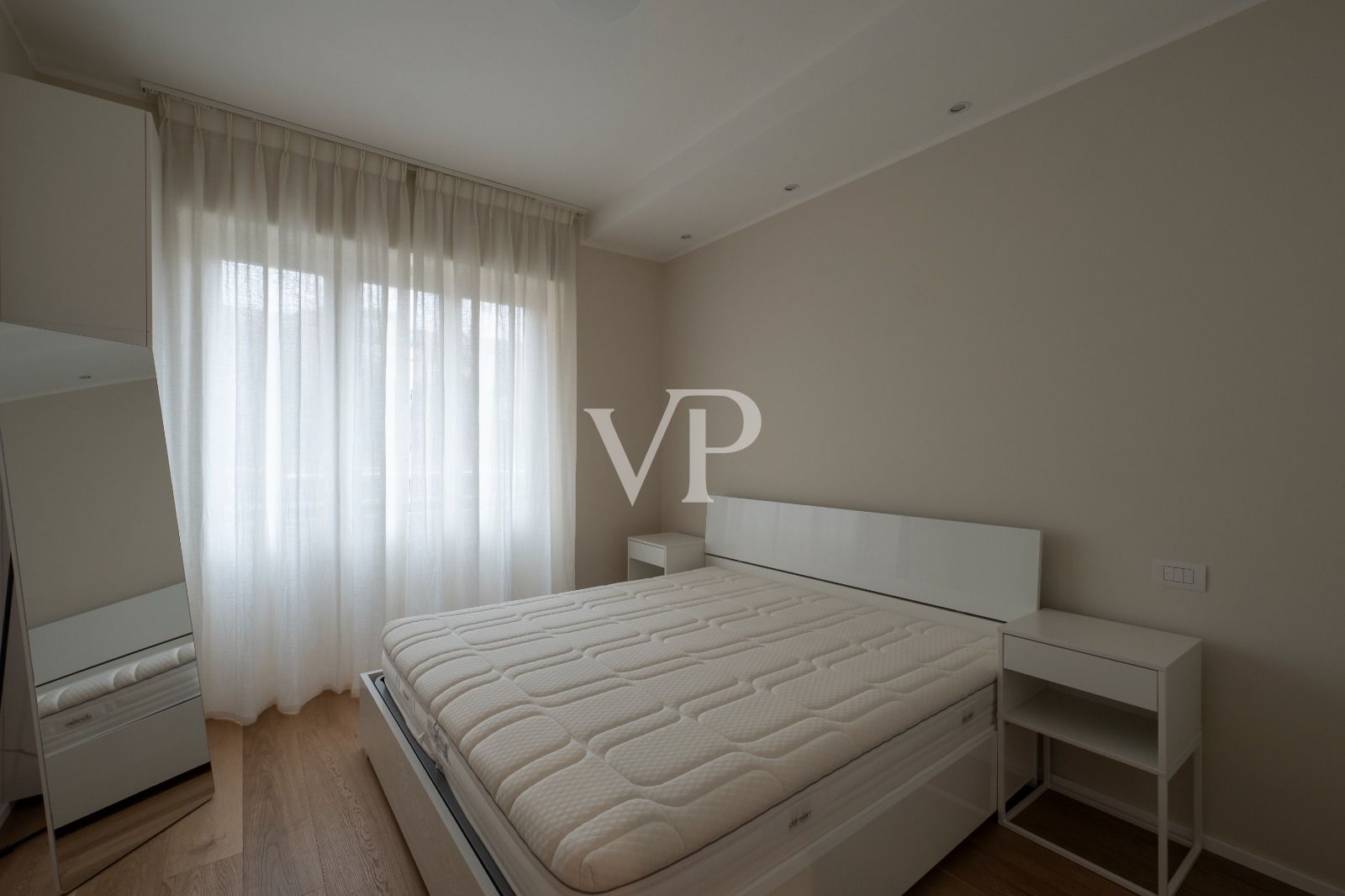 Renovierte repräsentative Zwei-Zimmer-Wohnung, frei ab Dezember