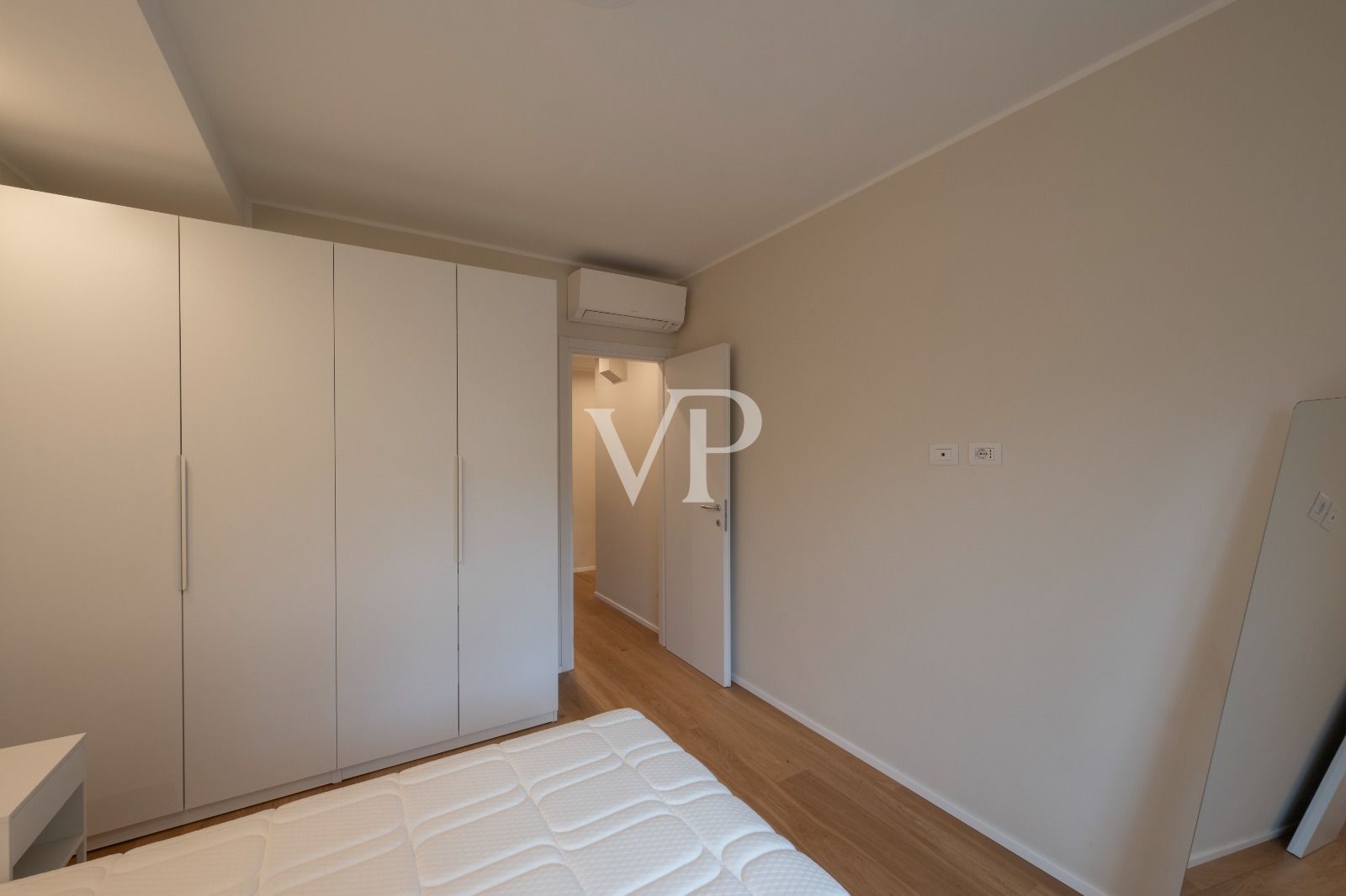 Renovierte repräsentative Zwei-Zimmer-Wohnung, frei ab Dezember