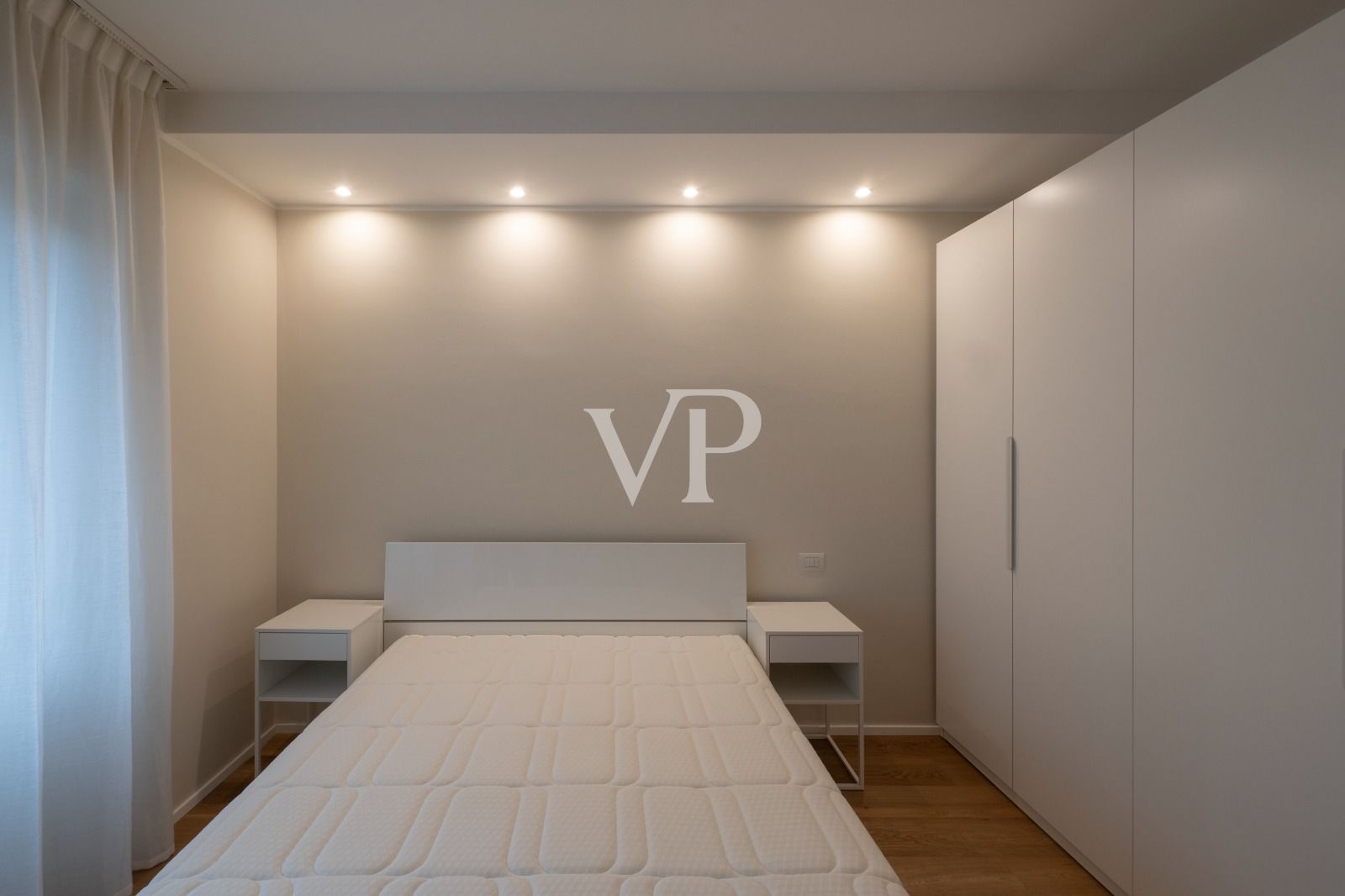 Renovierte repräsentative Zwei-Zimmer-Wohnung, frei ab Dezember