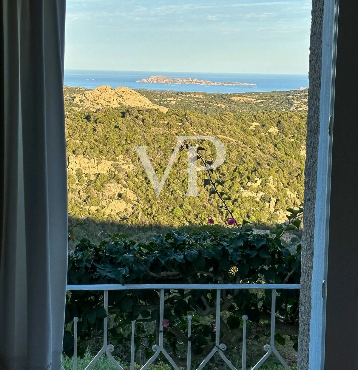 Exclusive villa with direct access to private beach