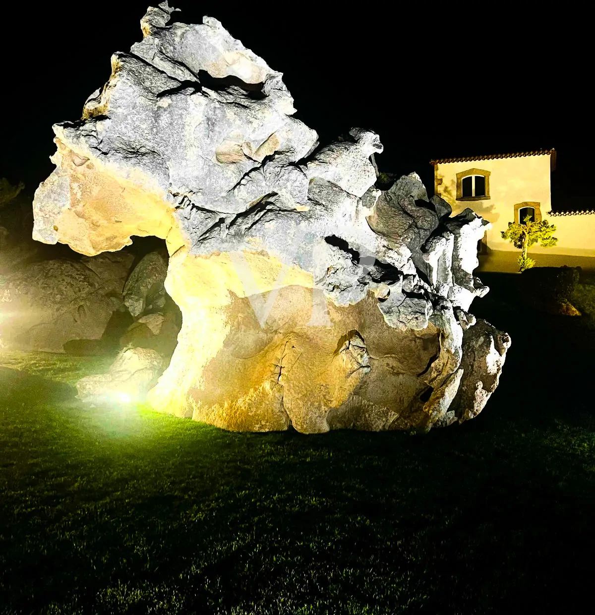 Exclusive villa with direct access to private beach