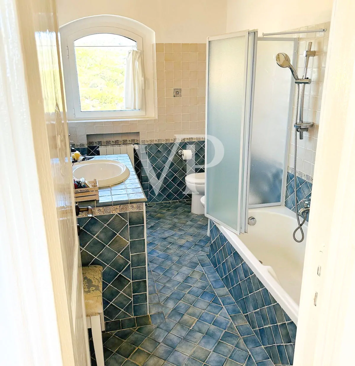 Exclusive villa with direct access to private beach