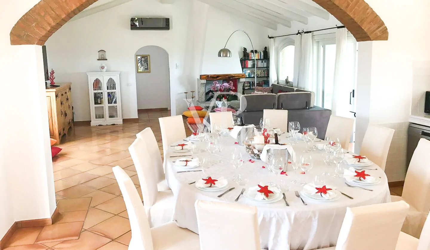 Exclusive villa with direct access to private beach