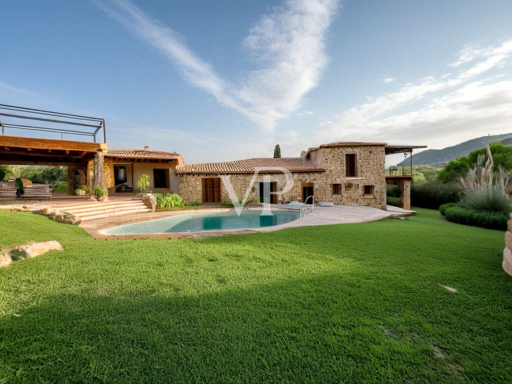 Exklusive Villa mit Nebengebäude, Pool und atemberaubendem Meerblick