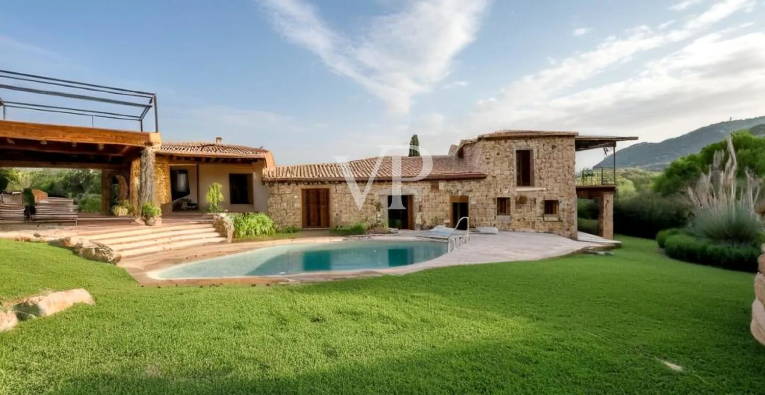 Exklusive Villa mit Nebengebäude, Pool und atemberaubendem Meerblick